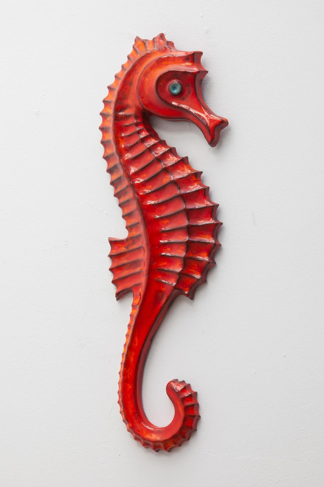 Vintage Belgian studio pottery wall art by F. Sanchez, Perignem. Two Seahorses one bigger and one smaller, facing left and right. Clay glazed in deep orange.
Signed on the back.

Big one: 17 W x 1.5 D x 53 H cm
Small one: 14 W x 1.5 D x 44 H cm.