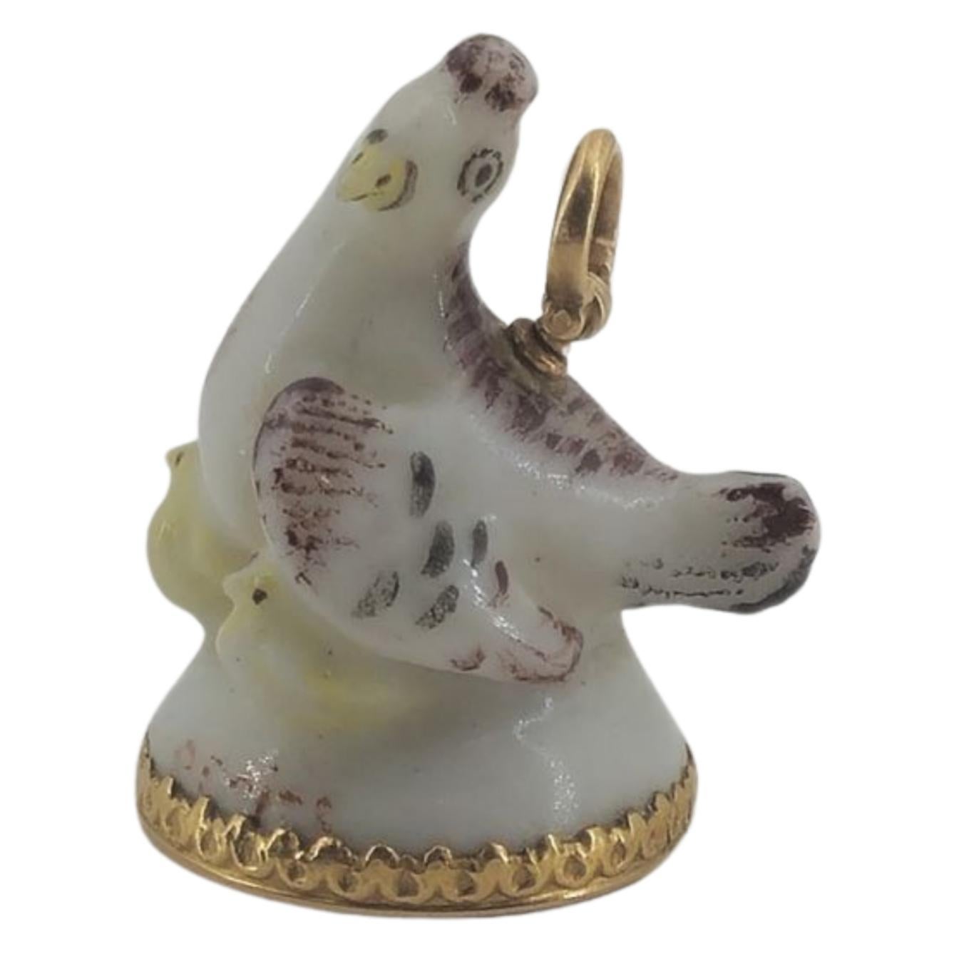 Neoclassical Seal, a hen with her chicks. Gouyn (St James) C1755