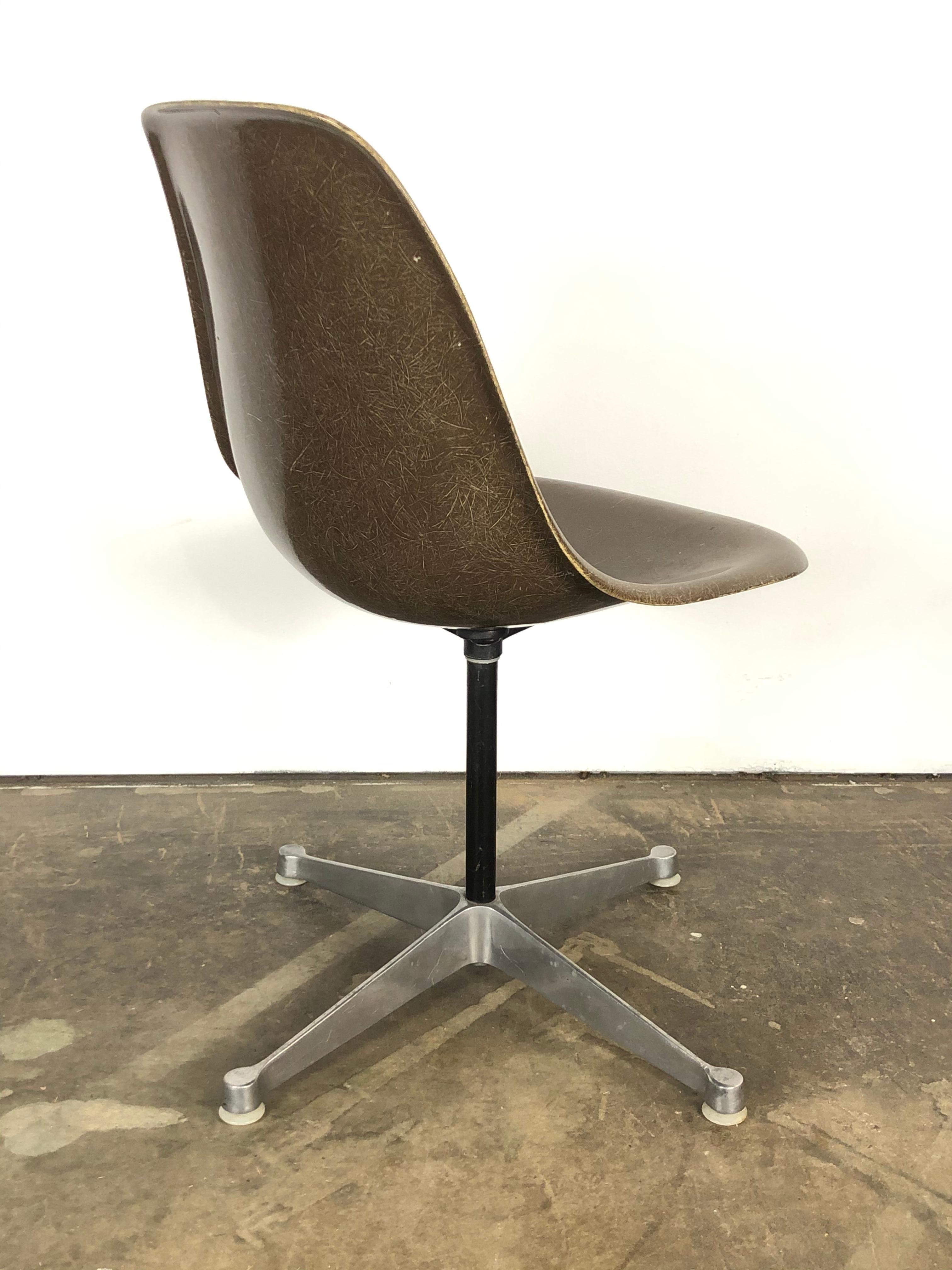 Seal Brown Herman Miller Eames  Model Psc Swivel Desk Office Chair In Good Condition In Brooklyn, NY