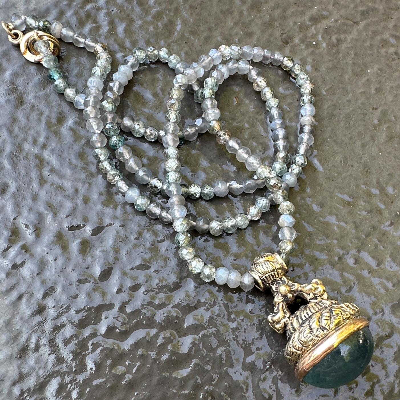 „Seal“ Gold-Kronleuchter mit 11 Karat Aquamarin-Cabochon auf Zirkon- und Mondsteinkette im Zustand „Neu“ im Angebot in Sherman Oaks, CA