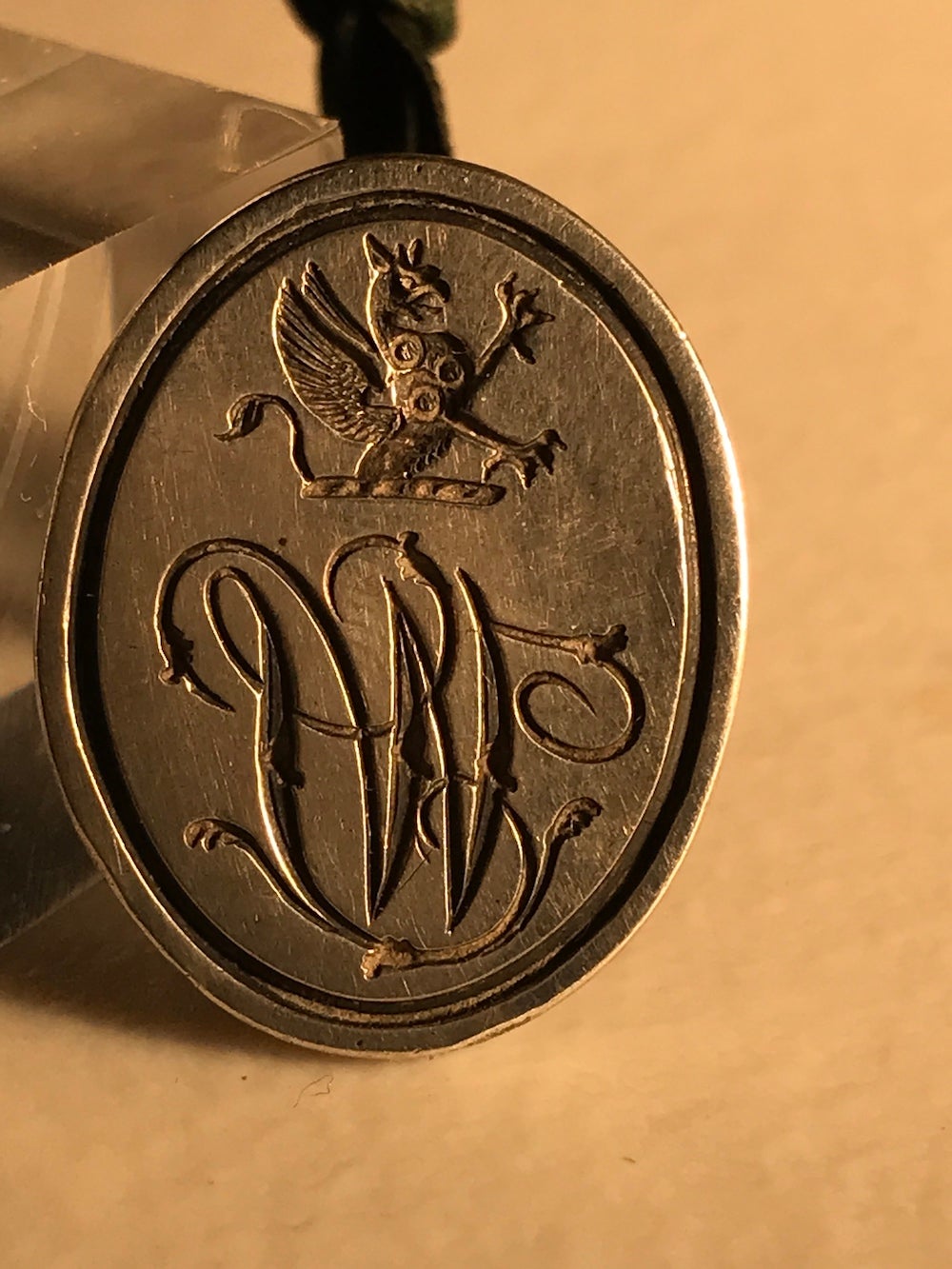 Chased with a wivern rampant above the initials ‘WJ’. Stamped 'IS' makers mark, the duty mark of 1795 with the King's profile and a lion passant (guardant) mark of London and other English Assay Offices. 
Measures: length 2.5cm height 2.5cm depth
