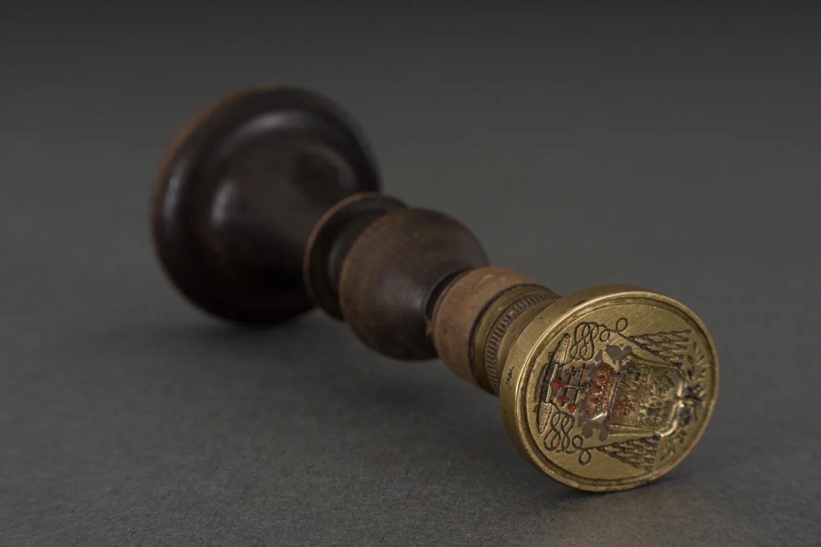 SEAL OF ARMS ECCLESIASTIC HERALDIC ROYAL CROWN COAT OF ARMS OF THE AUVERGNE TOWER CARDINAL OCCITANE CROSS

ARCHIEPISCOPAL CROSS HAT

COAT OF COAT STAMP 

This seal is old. It is a coat of arms surmounted by a royal crown, on the top a two-armed