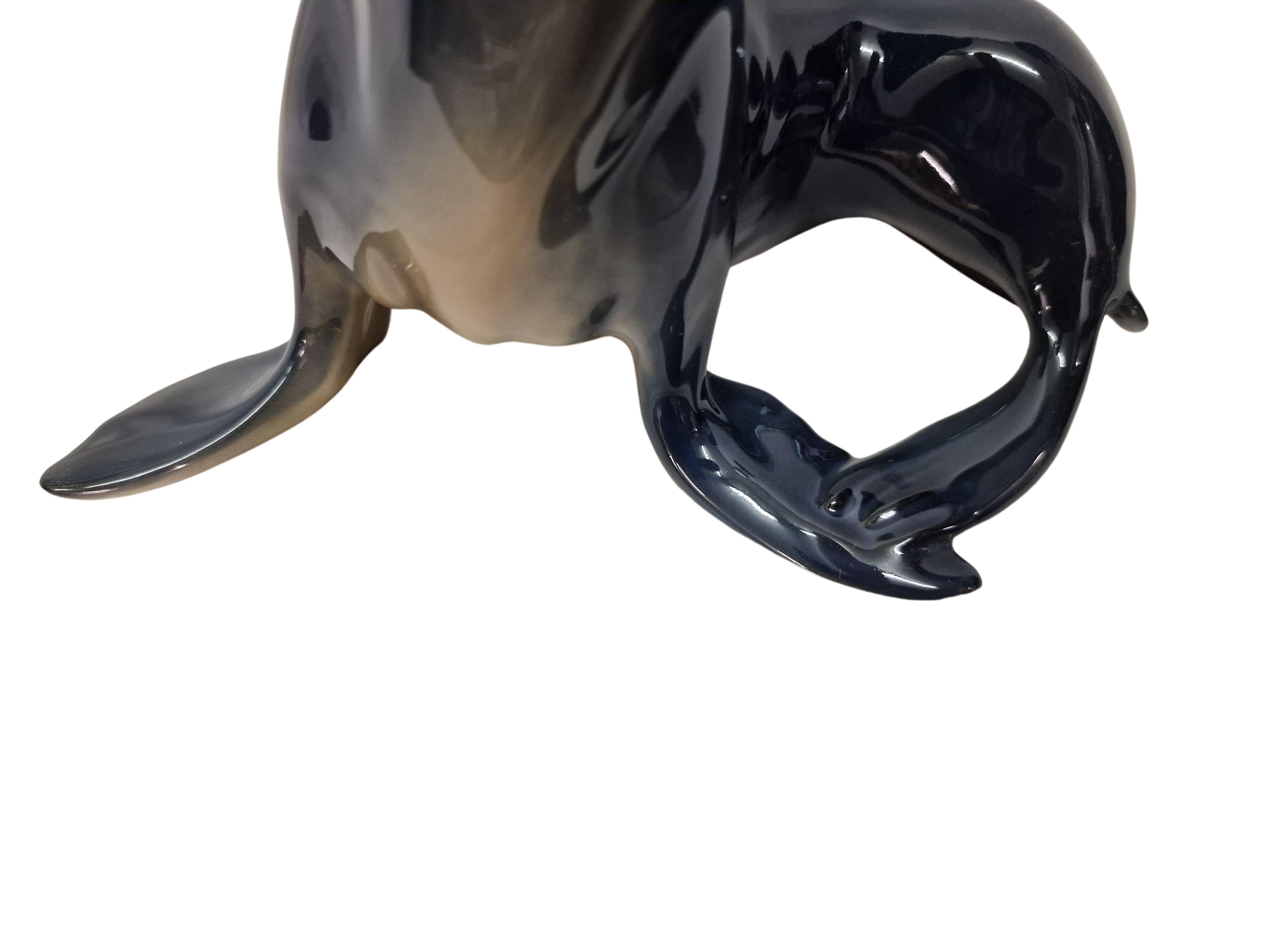 Estatuilla de león marino, porcelana, T Madsen, Royal Copenhagen, Art Decó, Dinamarca mediados del siglo XX en venta