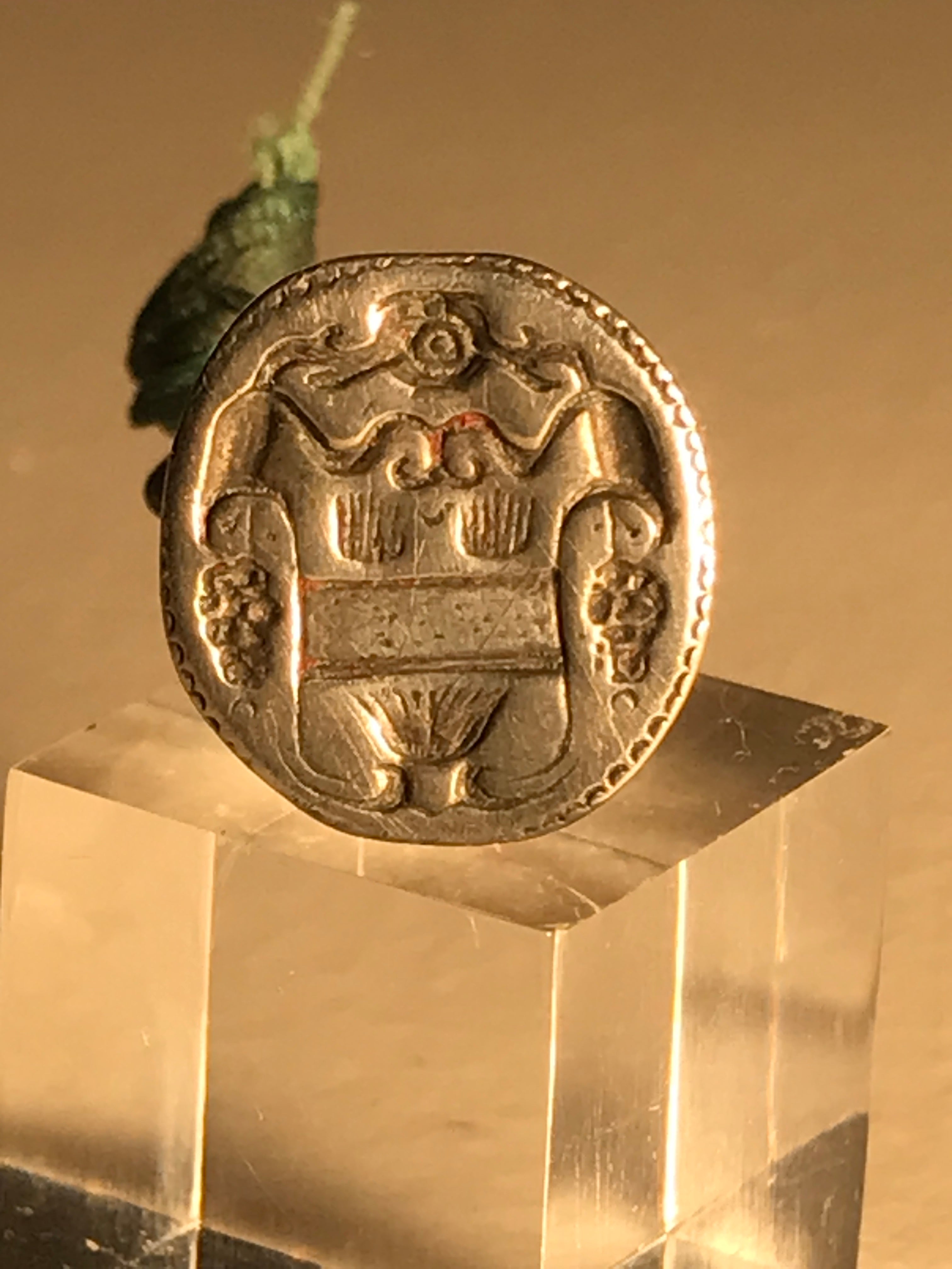 There is no letter date demonstrating that this seal was made before 1697 when the letter date became mandatory. This seal is an early shape, engraved with the owners coat of arms.
Measures: diameter 1 1/2 cm., 0/6