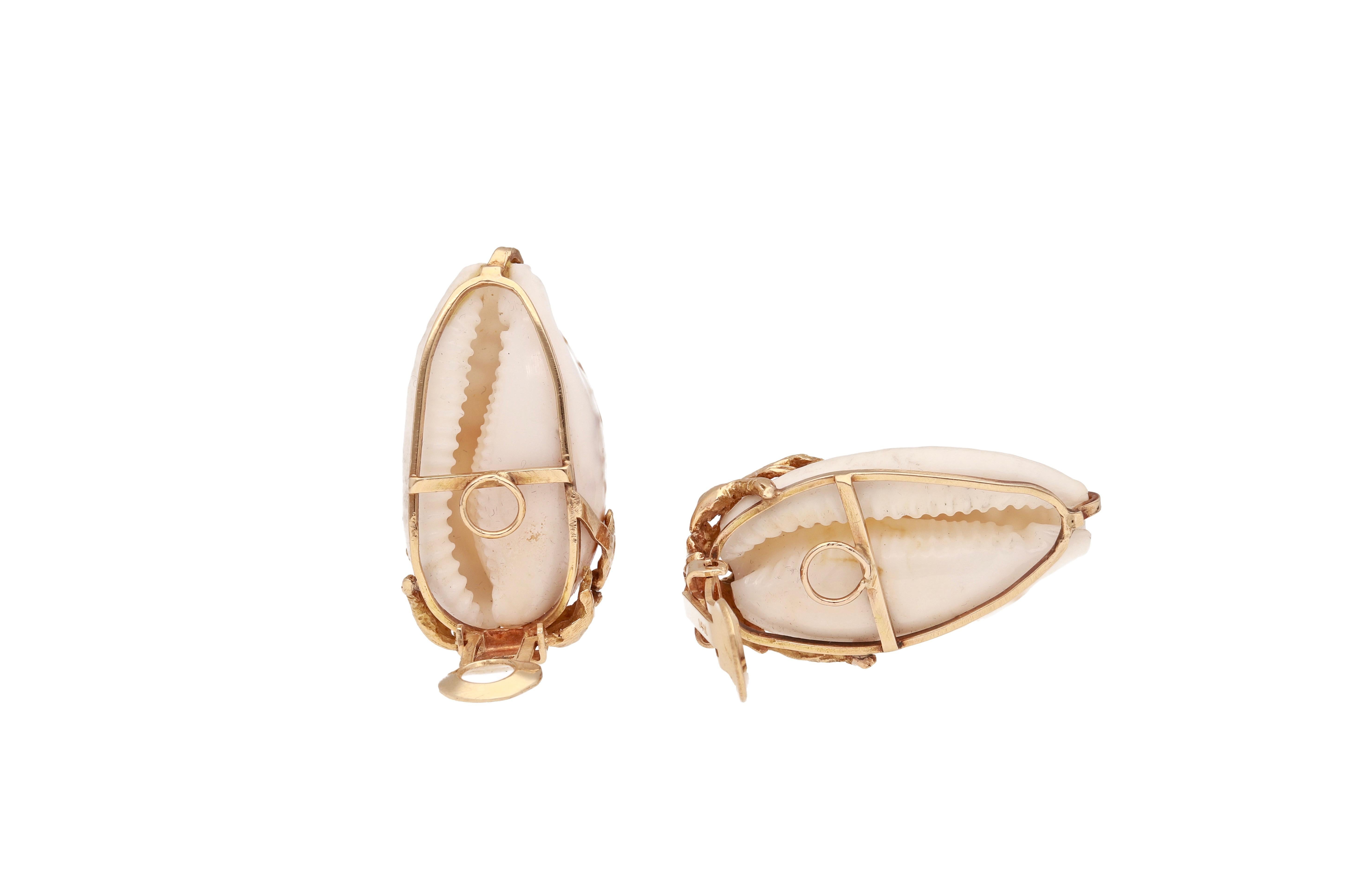 14 Kt. yellow gold clip-on earrings with sea shells.
This pair of earrings are hand-Made in USA.