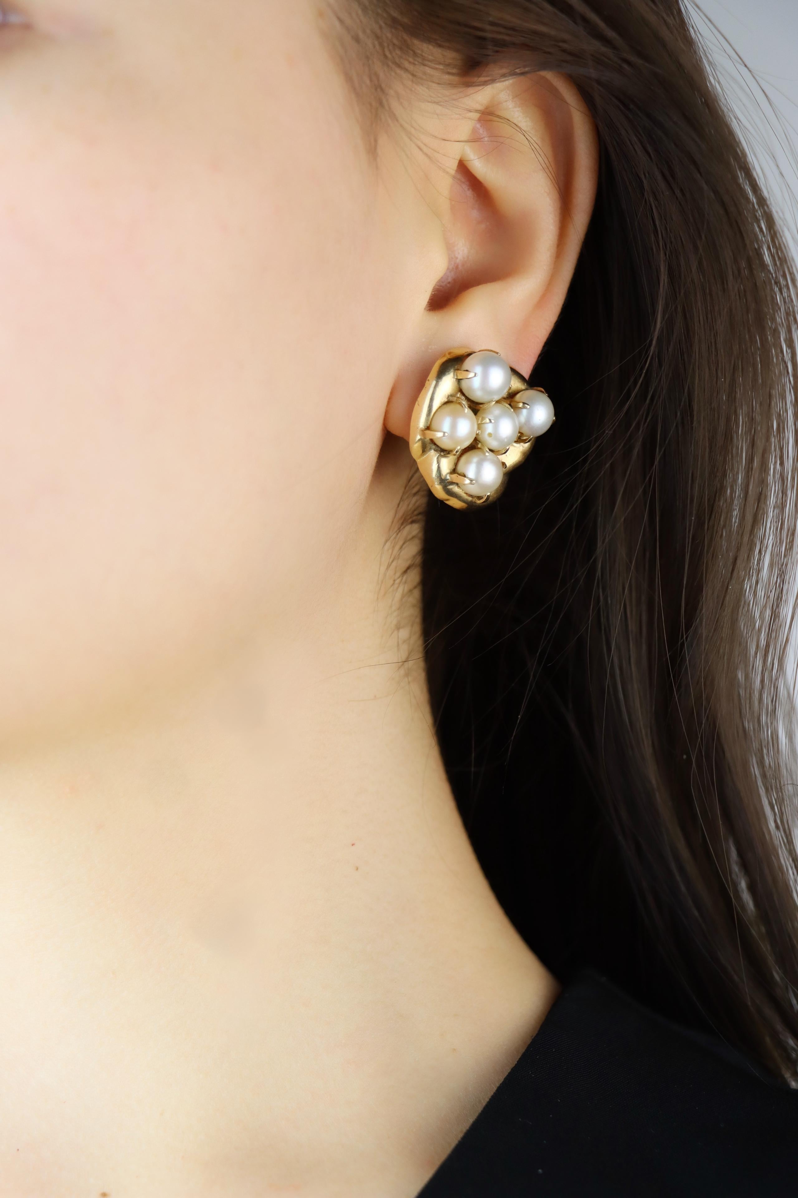 Boucles d'oreilles perles en or 14K de Seaman Schepps

Marqué :
Seaman Schepps 

Dimensions approximatives :
2,7 cm (longueur) 
2,5 cm (largeur)
19,4 grammes.