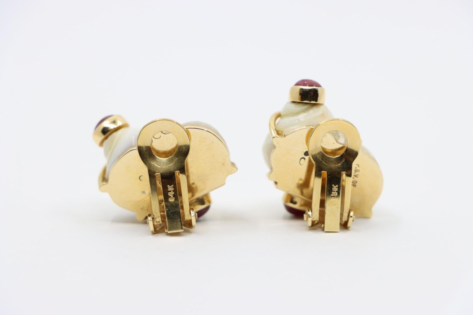 Orecchini con conchiglia Seaman Schepps in oro 14 carati con rubino turbo in vendita 5