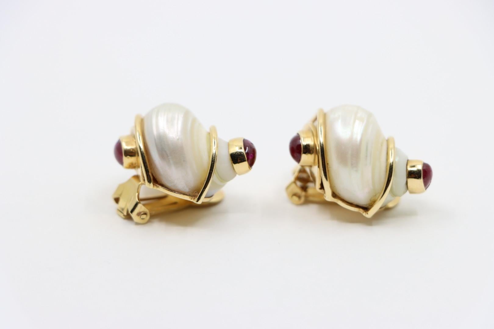 Orecchini con conchiglia Seaman Schepps in oro 14 carati con rubino turbo in vendita 6