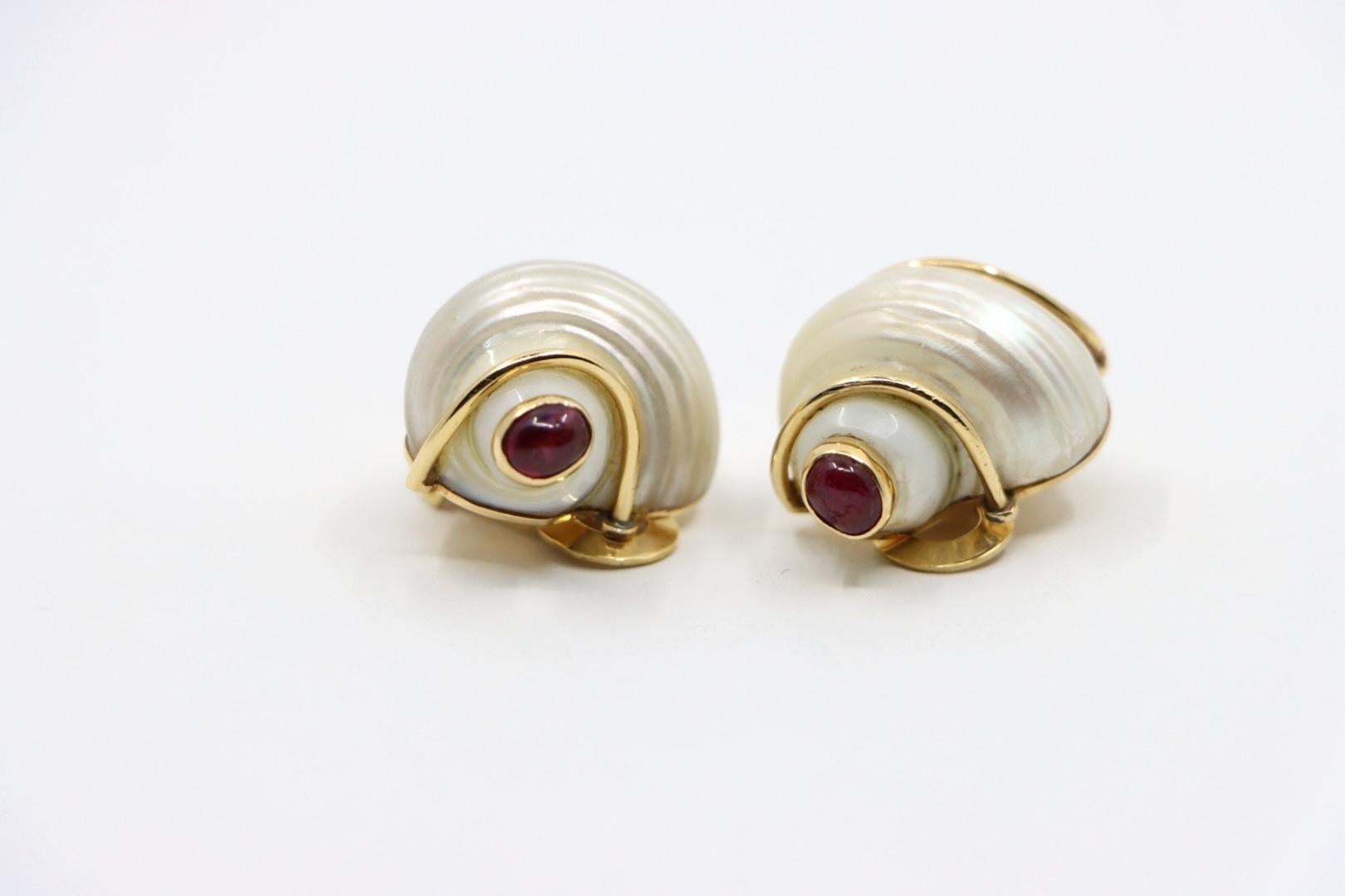 Orecchini con conchiglia Seaman Schepps in oro 14 carati con rubino turbo in vendita 7