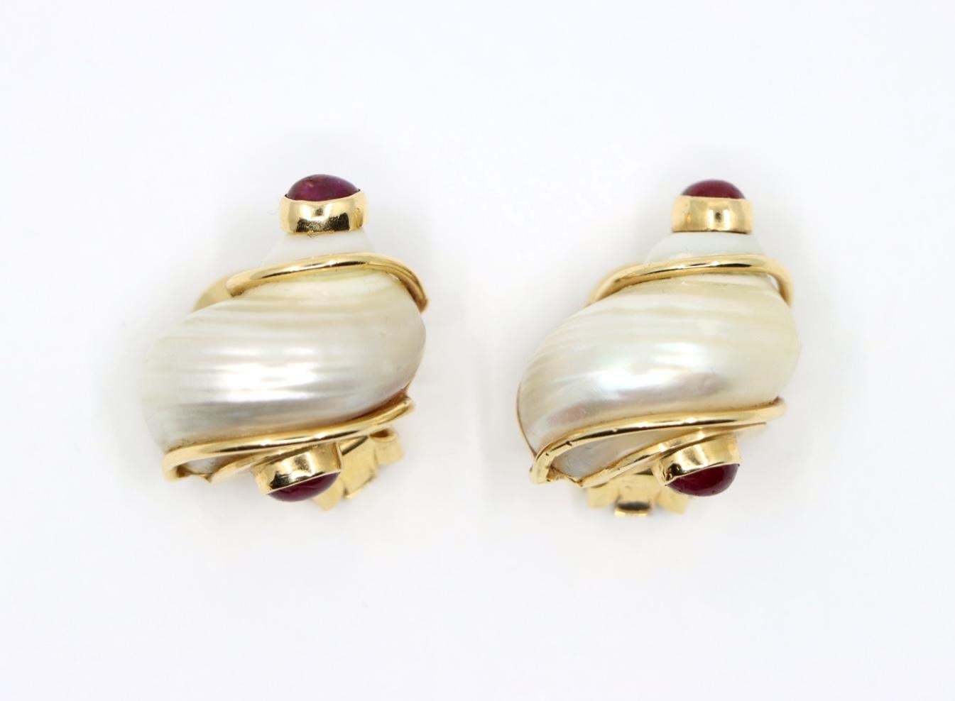 Orecchini con conchiglia Seaman Schepps in oro 14 carati con rubino turbo in vendita 10