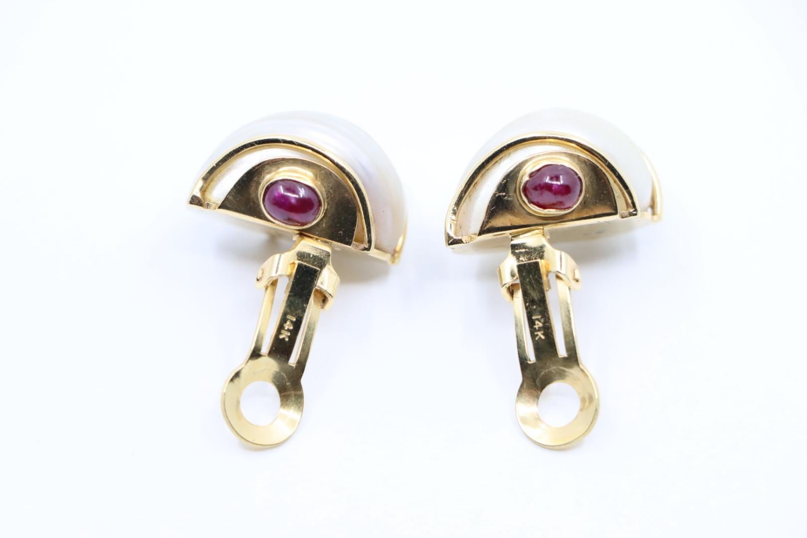 Orecchini con conchiglia Seaman Schepps in oro 14 carati con rubino turbo in vendita 1