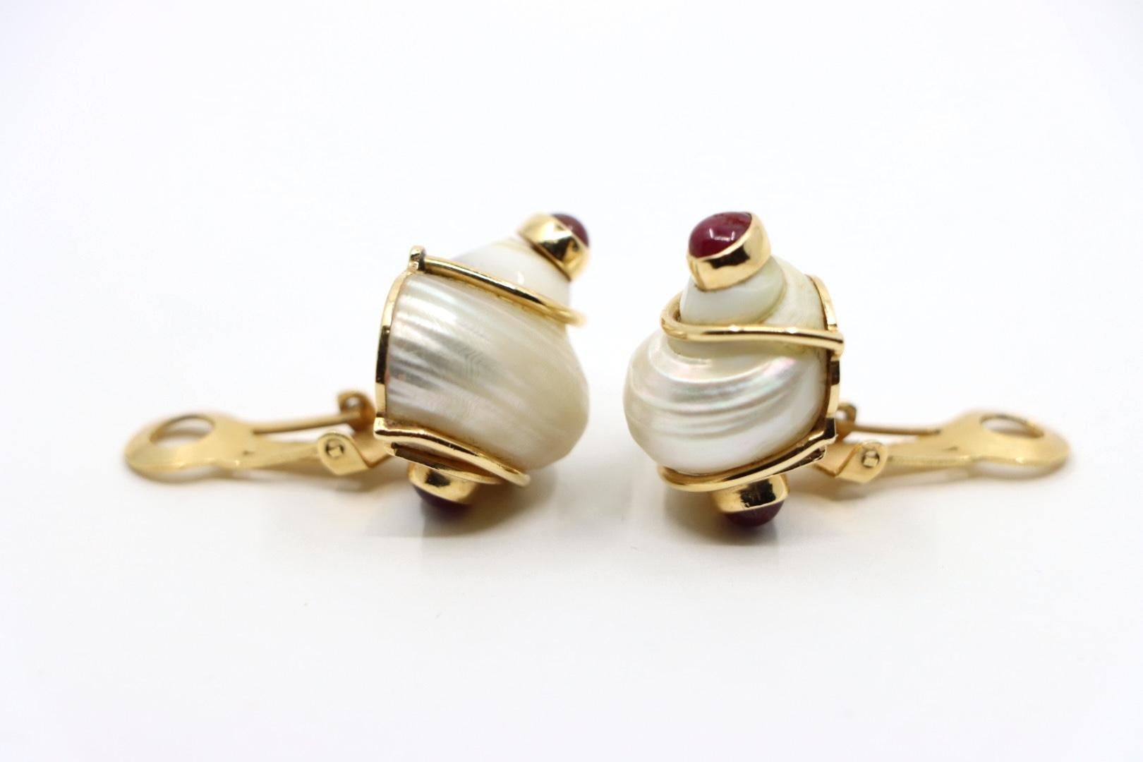 Orecchini con conchiglia Seaman Schepps in oro 14 carati con rubino turbo in vendita 2