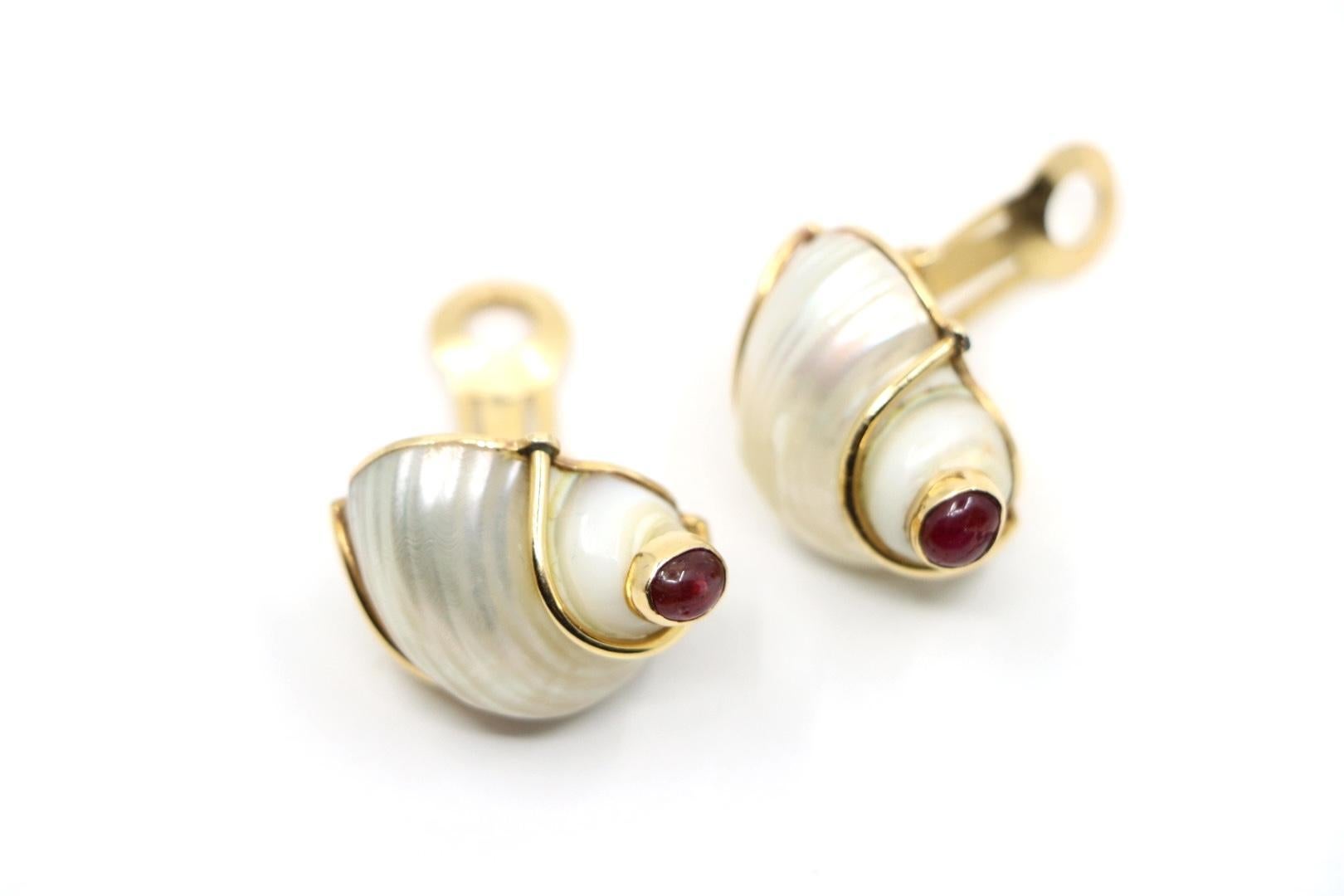 Orecchini con conchiglia Seaman Schepps in oro 14 carati con rubino turbo in vendita 3