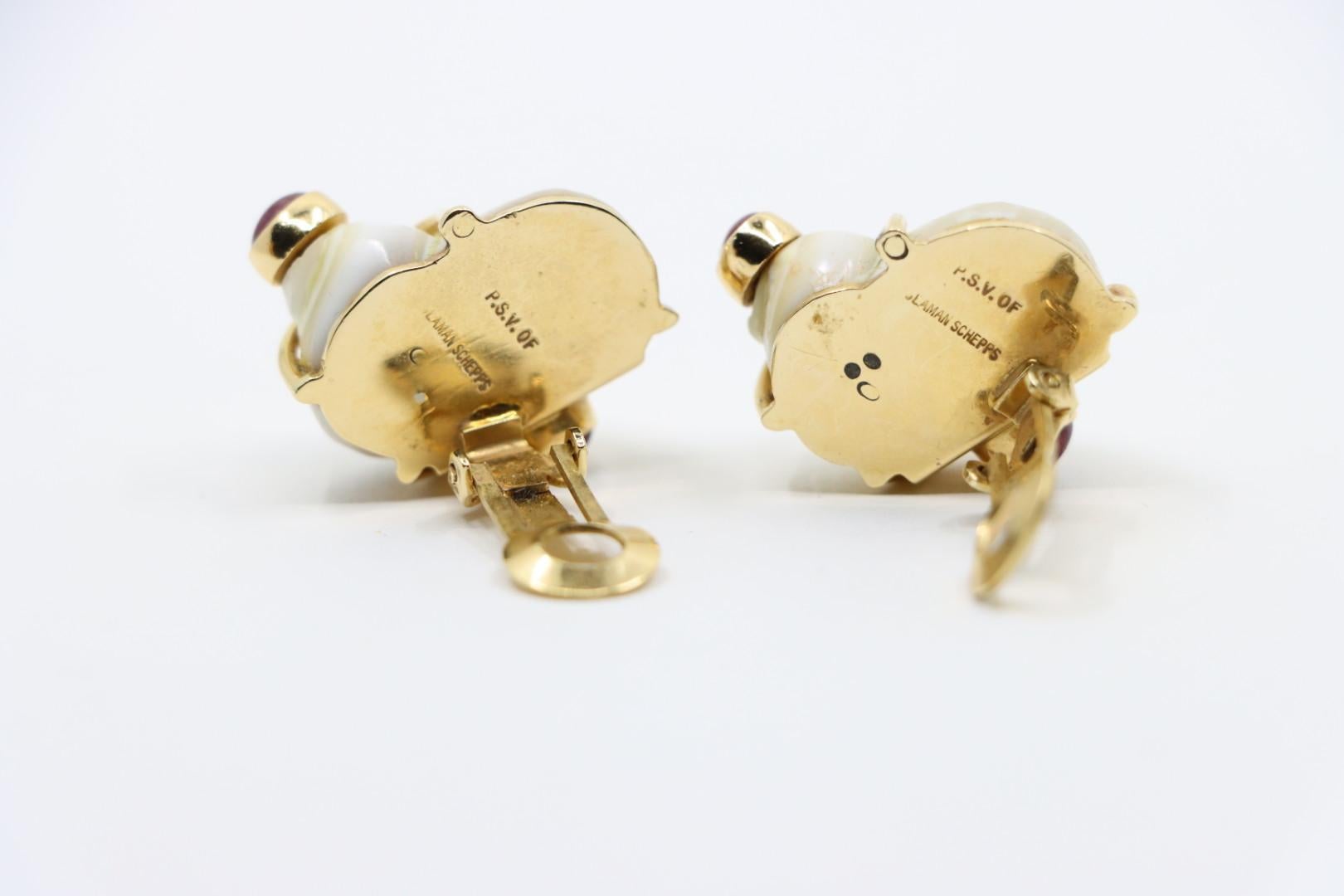 Orecchini con conchiglia Seaman Schepps in oro 14 carati con rubino turbo in vendita 4