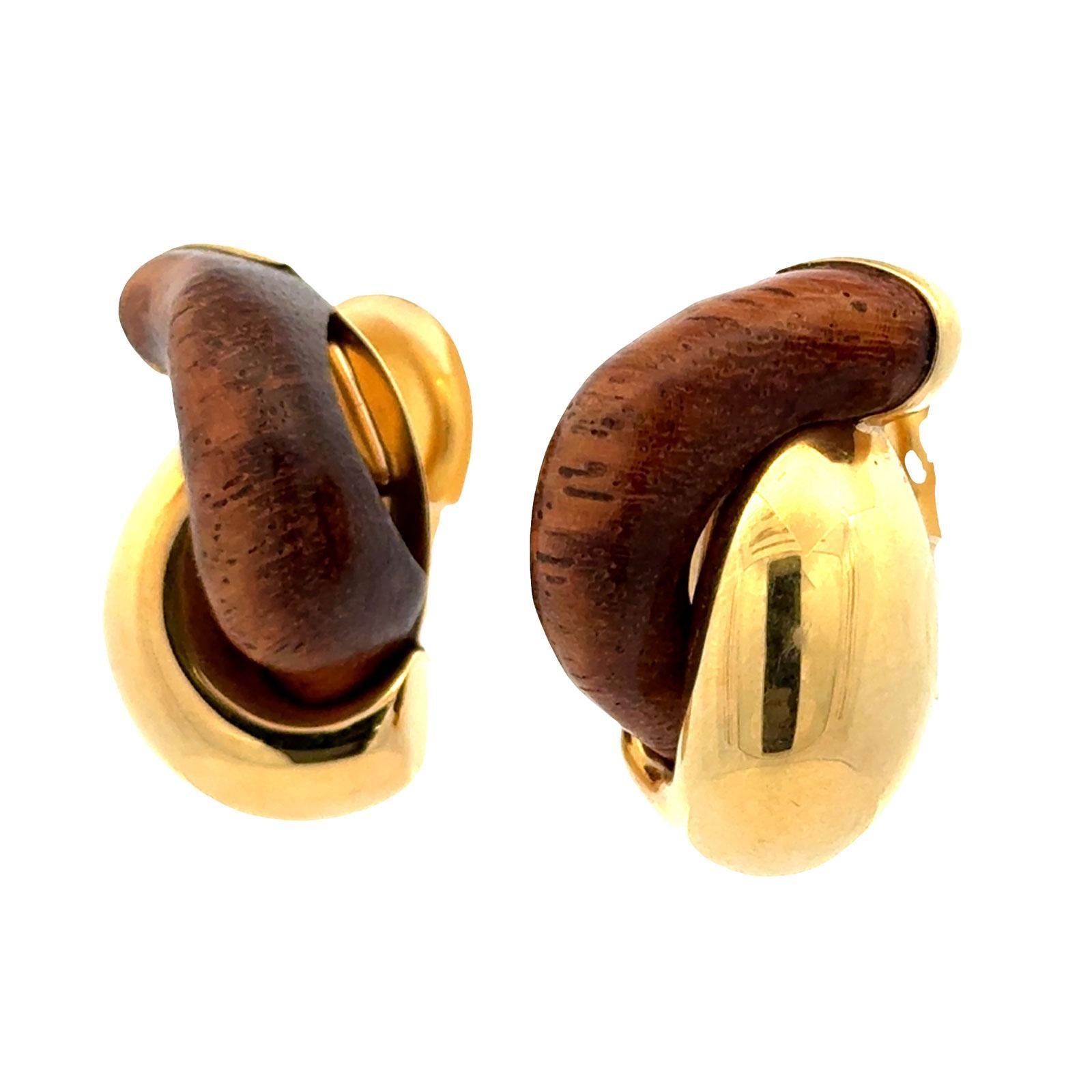Pendientes Seaman Schepps de eslabón de madera en oro amarillo de 18 quilates Moderno en venta