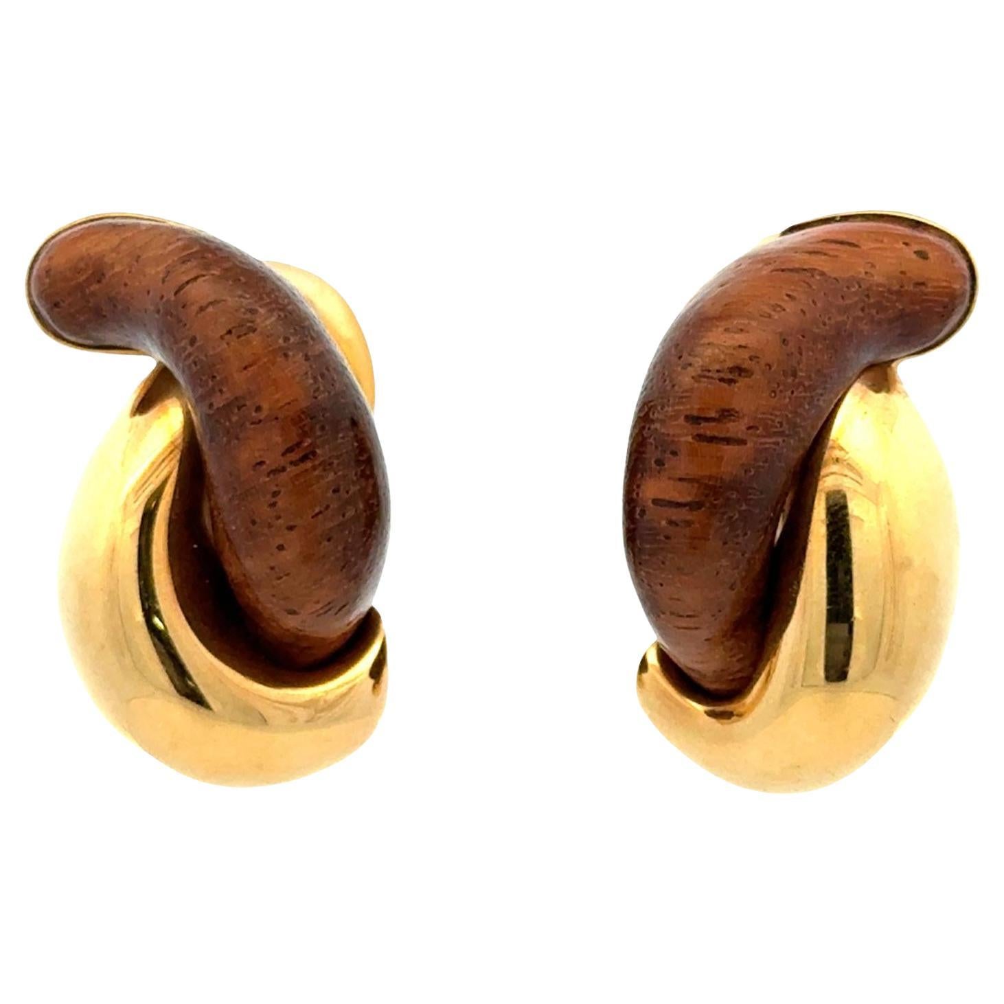 Pendientes Seaman Schepps de eslabón de madera en oro amarillo de 18 quilates en venta