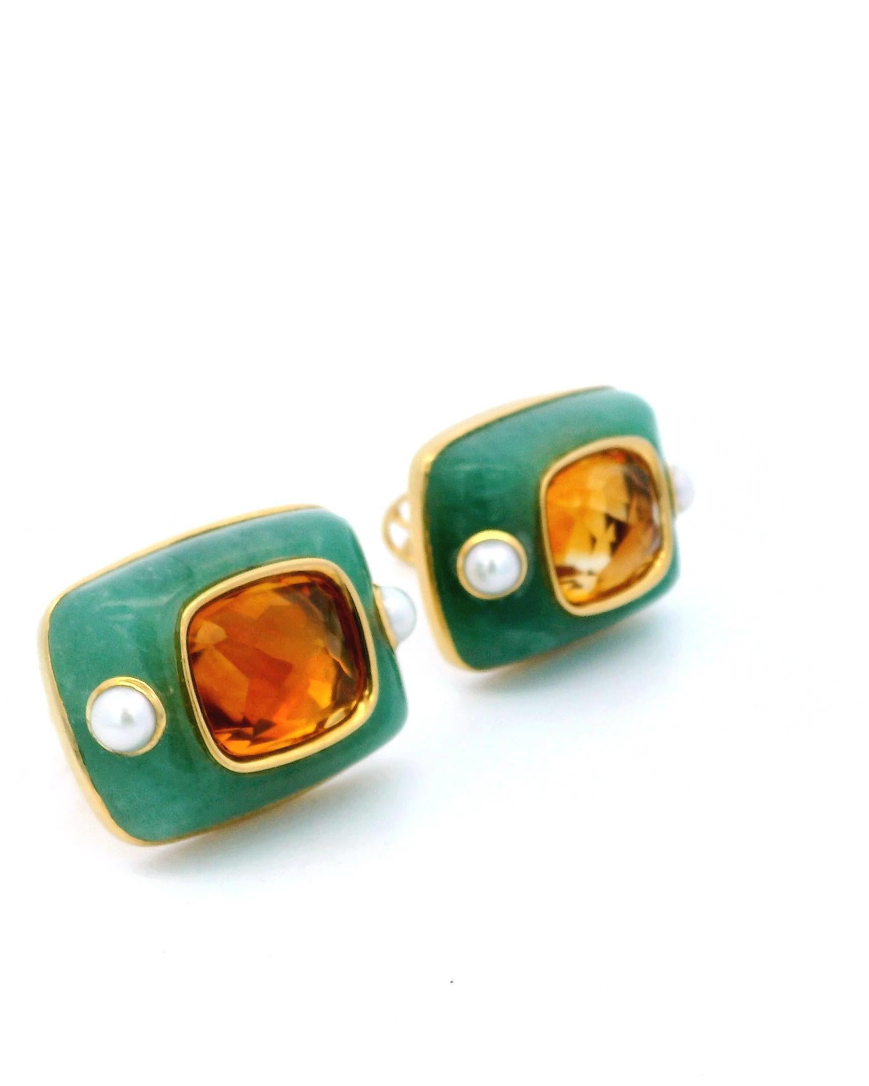 Un paio di orecchini in oro 18 carati di Seaman Schepps, impreziositi da crisoprasio, citrino e perle di 4 mm. Gli orecchini hanno dimensioni di 30 mm per 23 mm e recano il marchio Seaman Schepps insieme al simbolo della conchiglia, che indica una