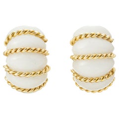 Boucles d'oreilles grandes crevettes en or 18k et jade blanc de Seaman Schepps