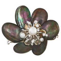 Broche Seaman Schepps de oro blanco de 18 quilates con diamantes de 0,40 ct y perlas MF23-070226