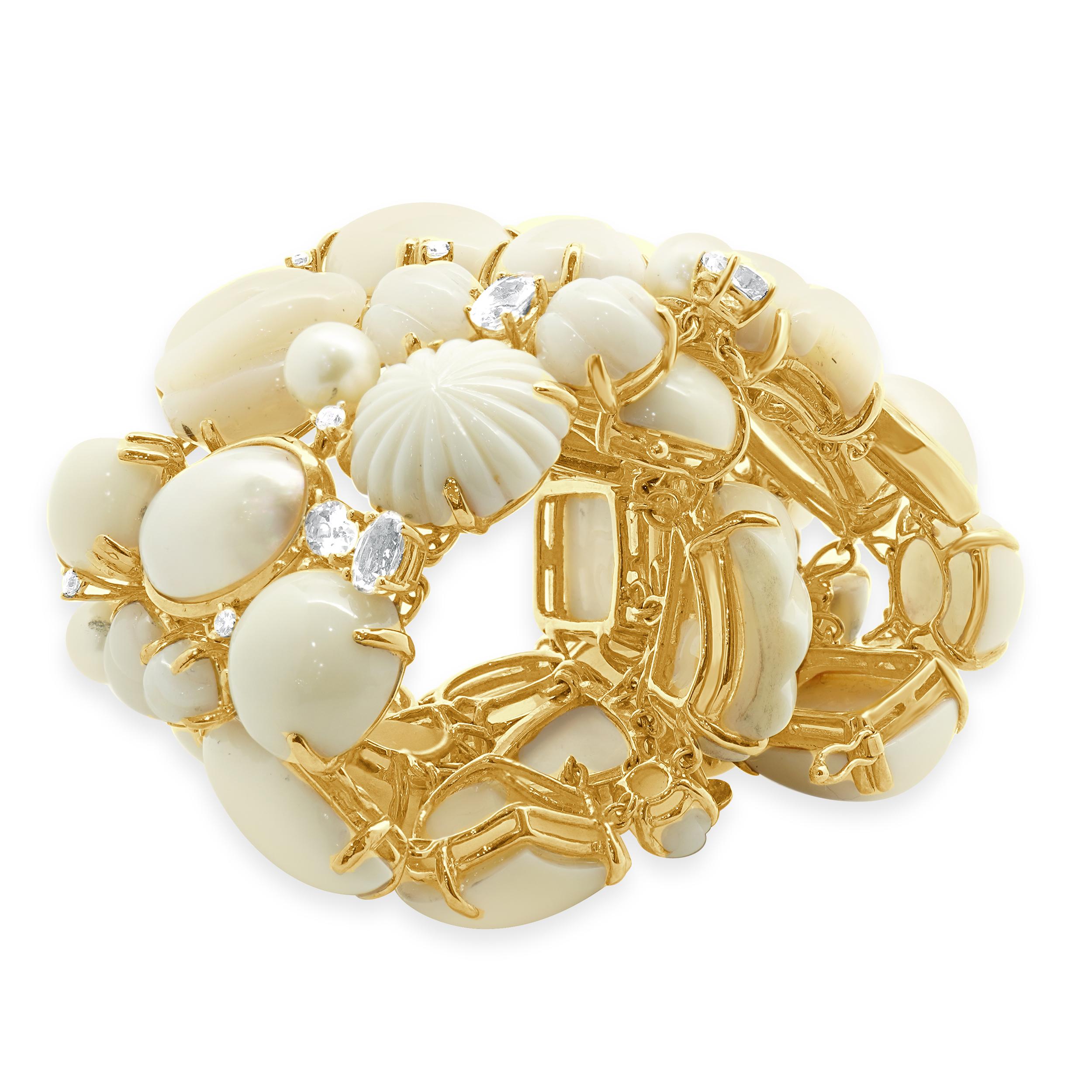 Taille ronde Seaman Schepps Bracelet en or jaune 18 carats, corail, nacre, diamant et morganite en vente