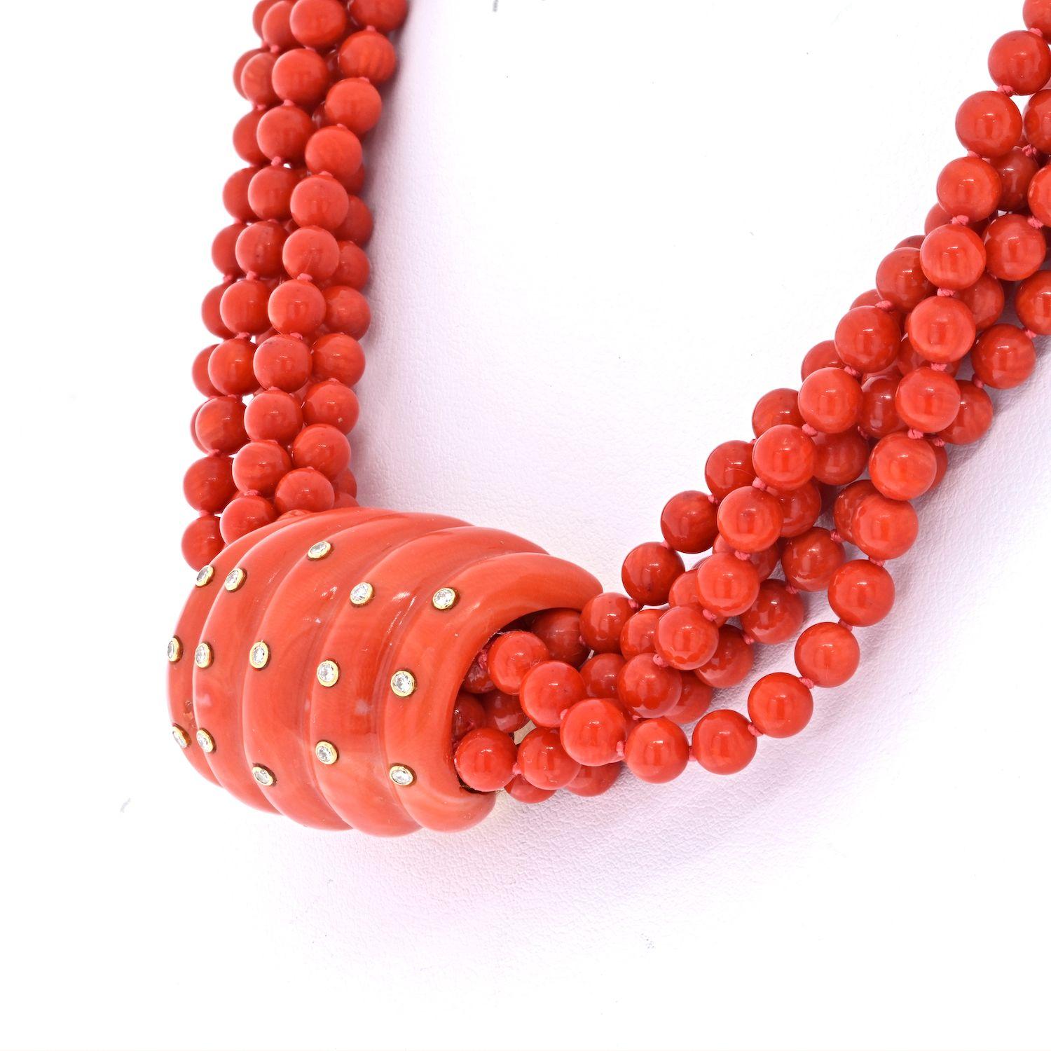 Taille ronde Seaman Schepps Collier à six bretelles en or jaune 18 carats avec corail et diamants en vente