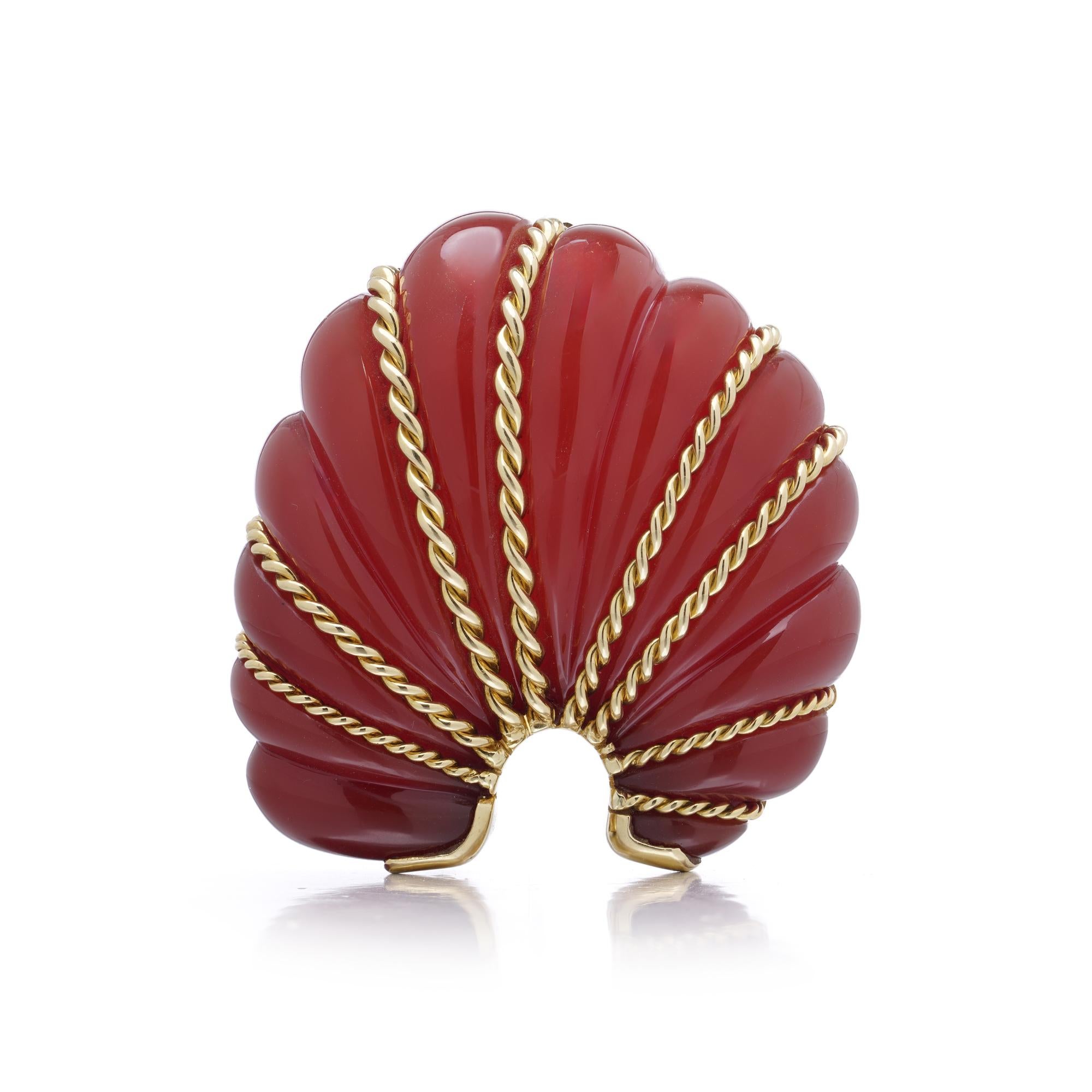 Llamativo broche abanico vintage de Seaman Schepps, fabricado en oro amarillo de 18 quilates y cornalina tallada. El broche presenta paneles de cornalina pulida de color marrón anaranjado intenso, realzados con detalles de oro de cuerda retorcida.