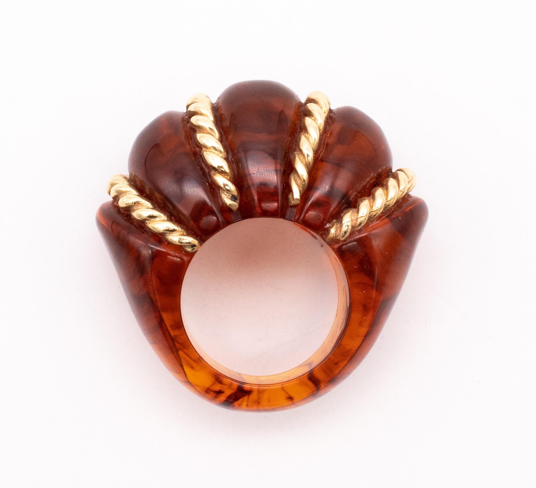 Modernist Seaman Schepps 1950 New York Very Rare 18Kt Gold Wired Ring Carved in Amber For Sale