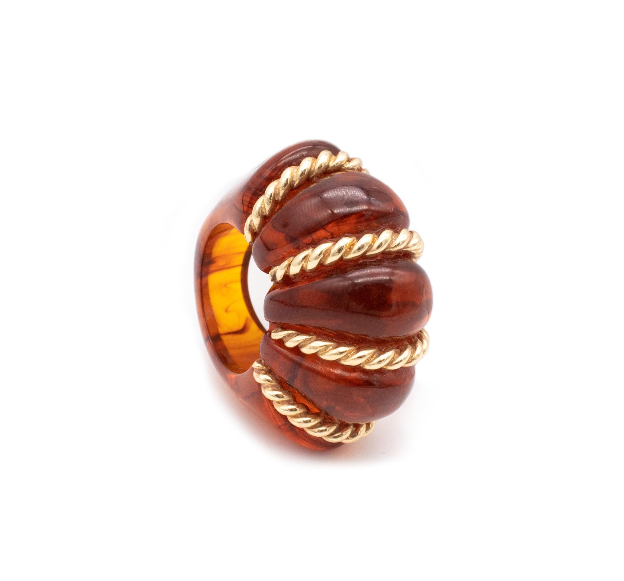 Seaman Schepps 1950 New York Very Rare 18Kt Gold Wired Ring Carved in Amber In Excellent Condition For Sale In Miami, FL