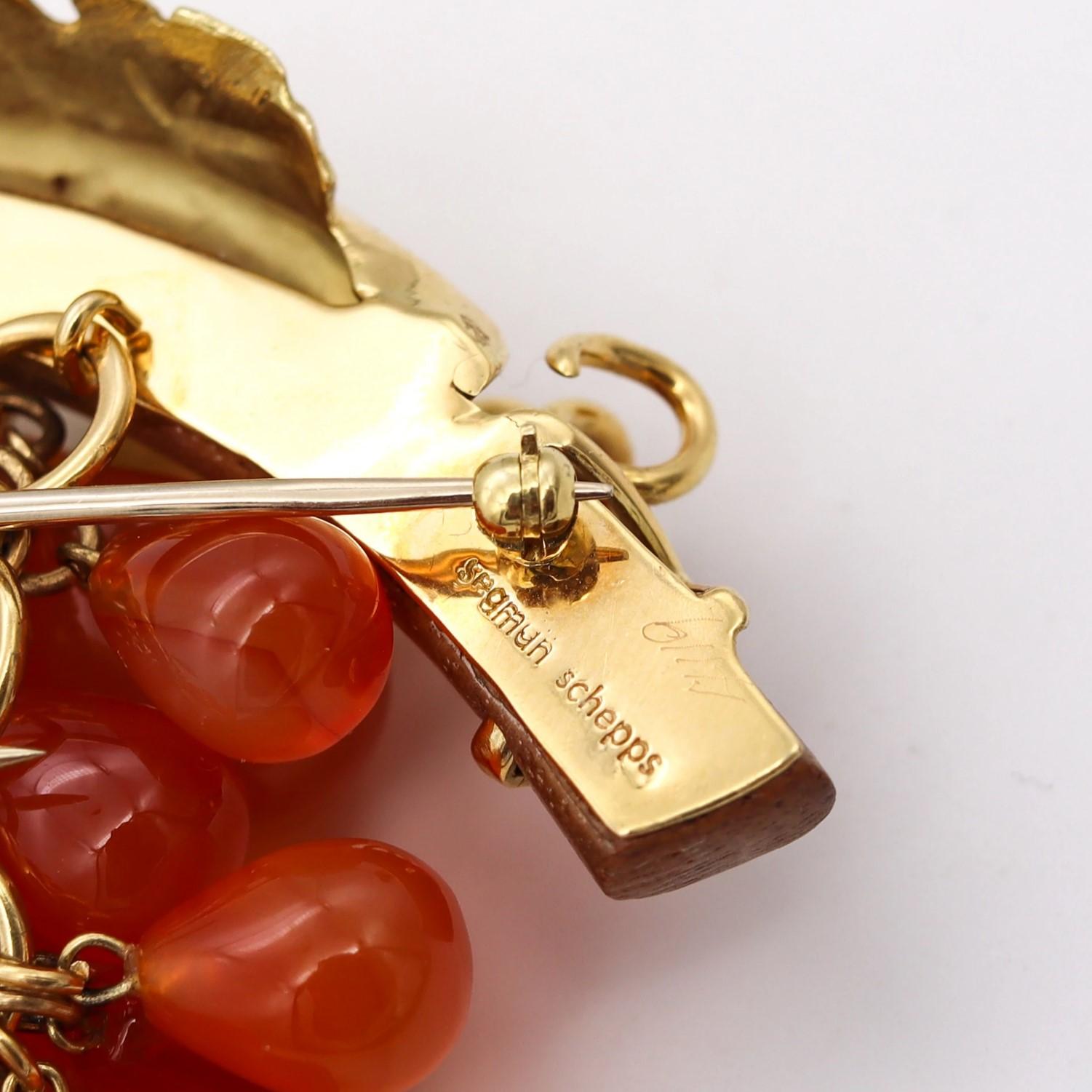 Modernist Seaman Schepps 1970 New York Grapes Brooch In 18Kt Gold With Wood & Carnelian For Sale