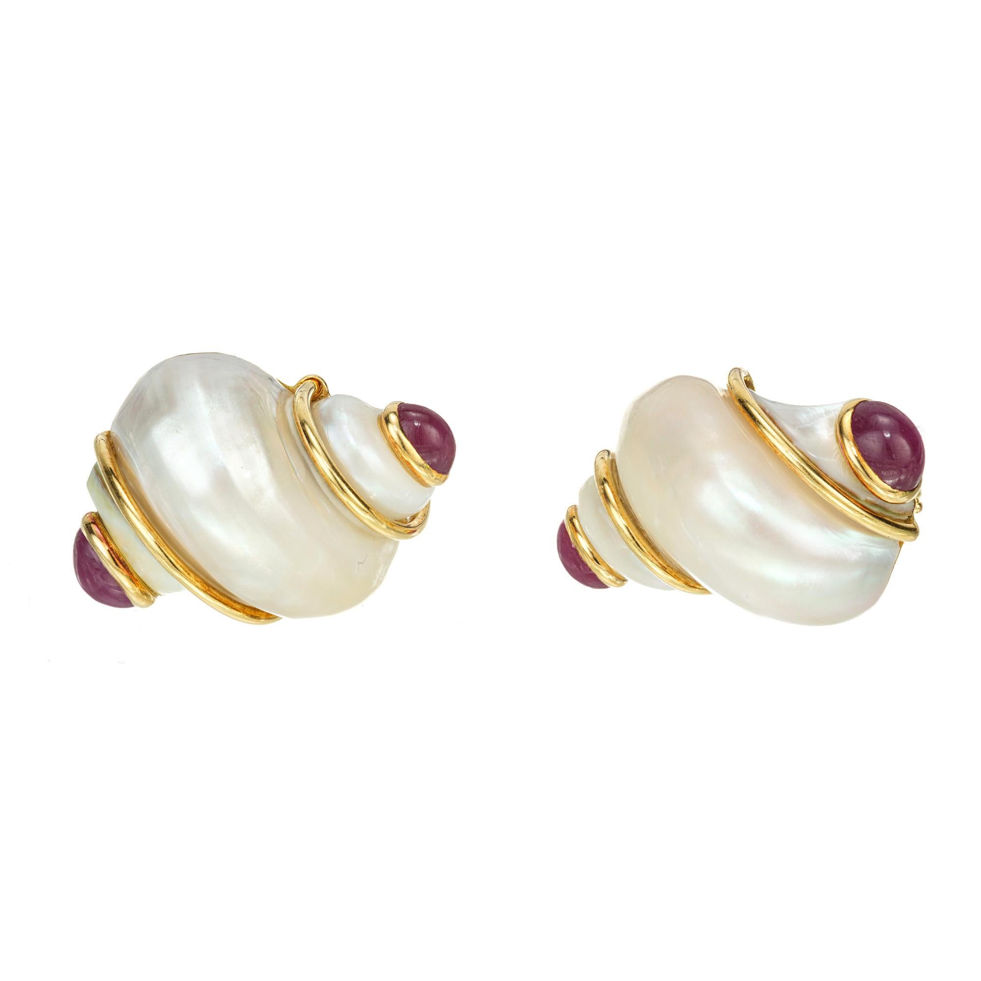 Vintage Seaman Schepps shell earrings in 18k yellow gold with cabochon rubies. Secure clip and post design 

4 cabochon red rubies, approx. 3.20cts
18k yellow gold 
Stamped: 750
17 grams
Top to bottom: 27.9mm or 1.09 Inch
Width: 18.8mm or .74