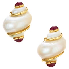 Seaman Schepps Boucles d'oreilles coquillage en or jaune et rubis de 3,20 carats