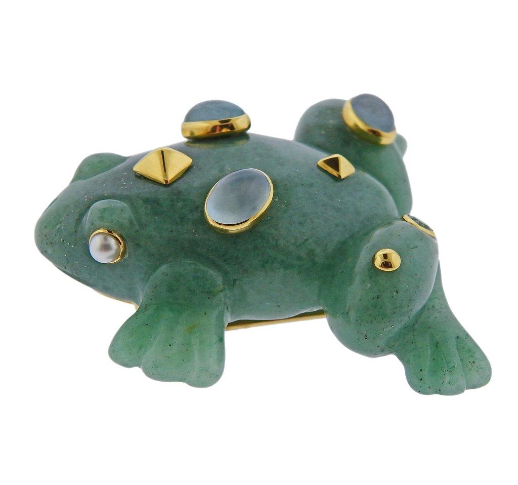 Seaman Schepps 18k gold frog brooch, featuring carved aventurine top, adorned with aquamarines and pearls. Brooch is 45mm x 48mm. Weight is 29.1 grams. Marked 750, Shell mark, Seaman Schepps.