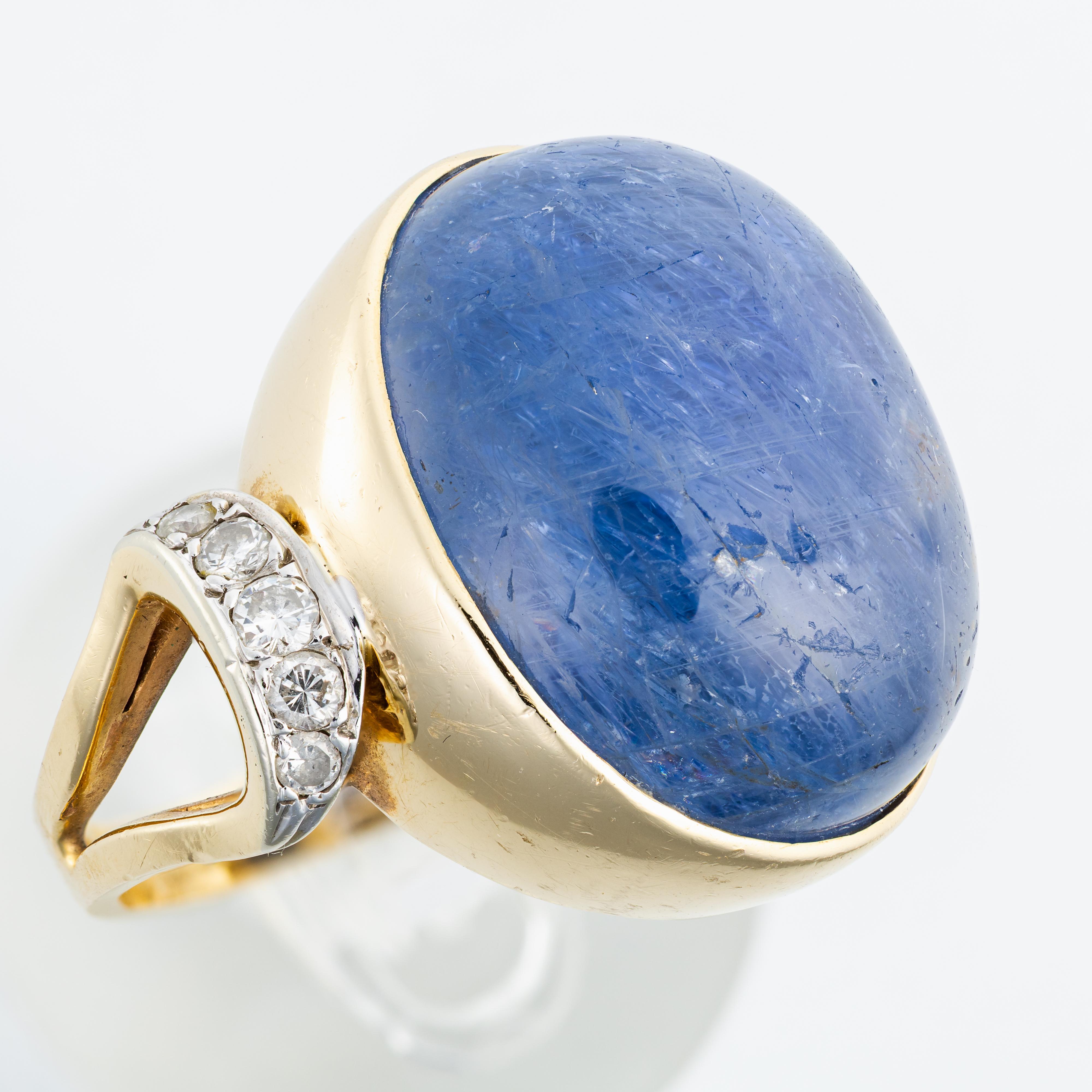 Taille cabochon Seaman Schepps Bague cocktail en or jaune 18 carats, saphir cabochon et diamants accentués en vente