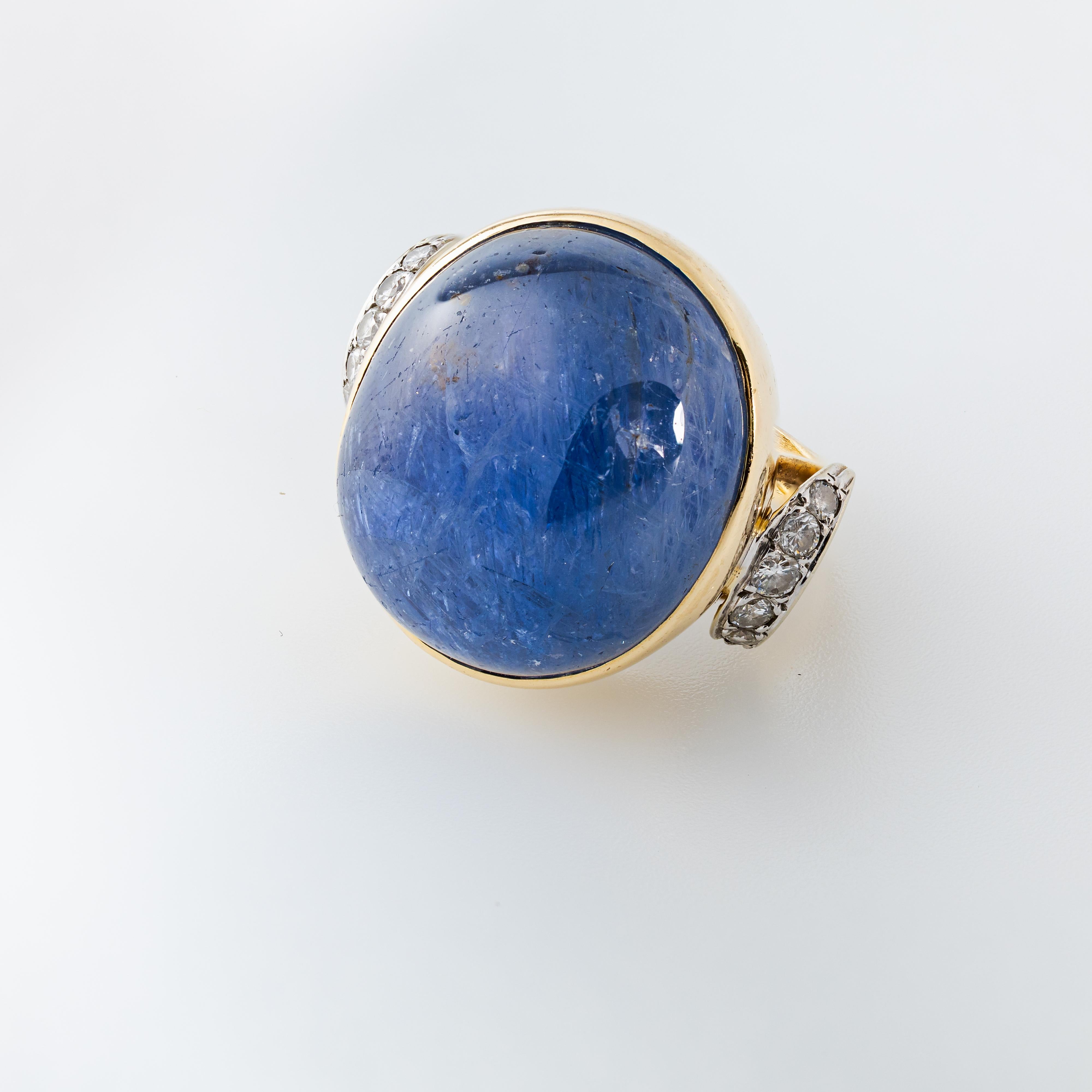 Seaman Schepps Bague cocktail en or jaune 18 carats, saphir cabochon et diamants accentués en vente 4