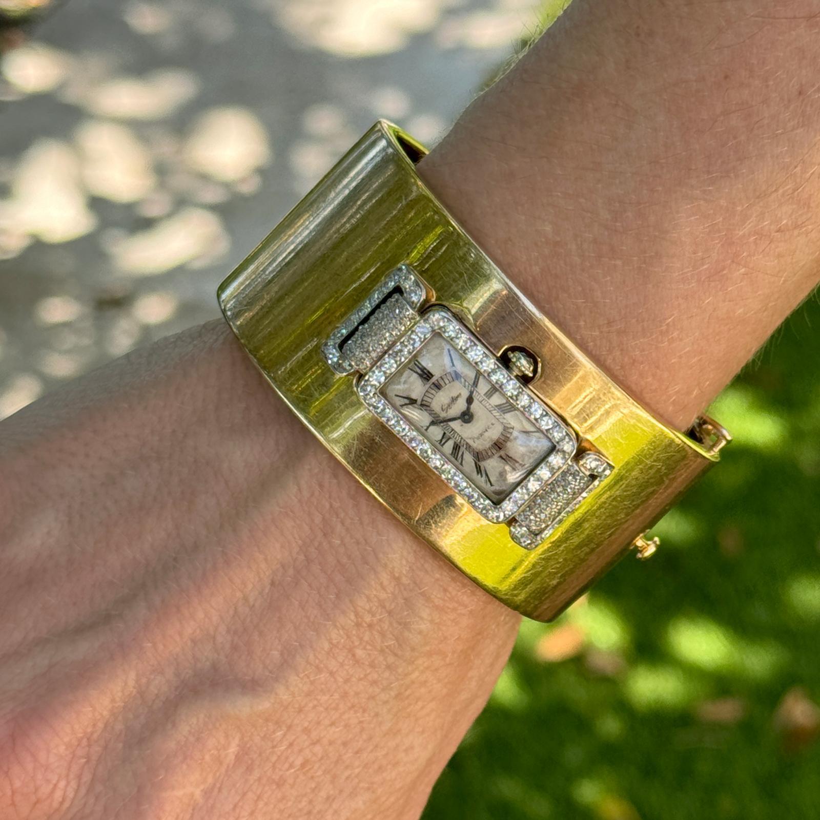 Belle combinaison d'Art déco et de design rétro. La montre Cartier 1923 est une pièce d'horlogerie vintage connue pour son savoir-faire exquis et son design classique. Elle se compose d'un boîtier rectangulaire en platine, orné de diamants, et d'un