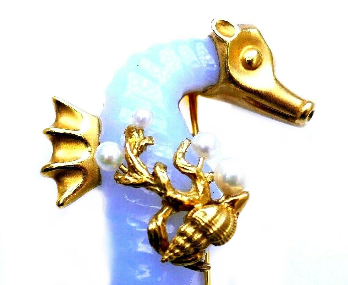 Seaman Schepps Broche cheval de mer en or jaune, calcédoine et perle Unisexe en vente