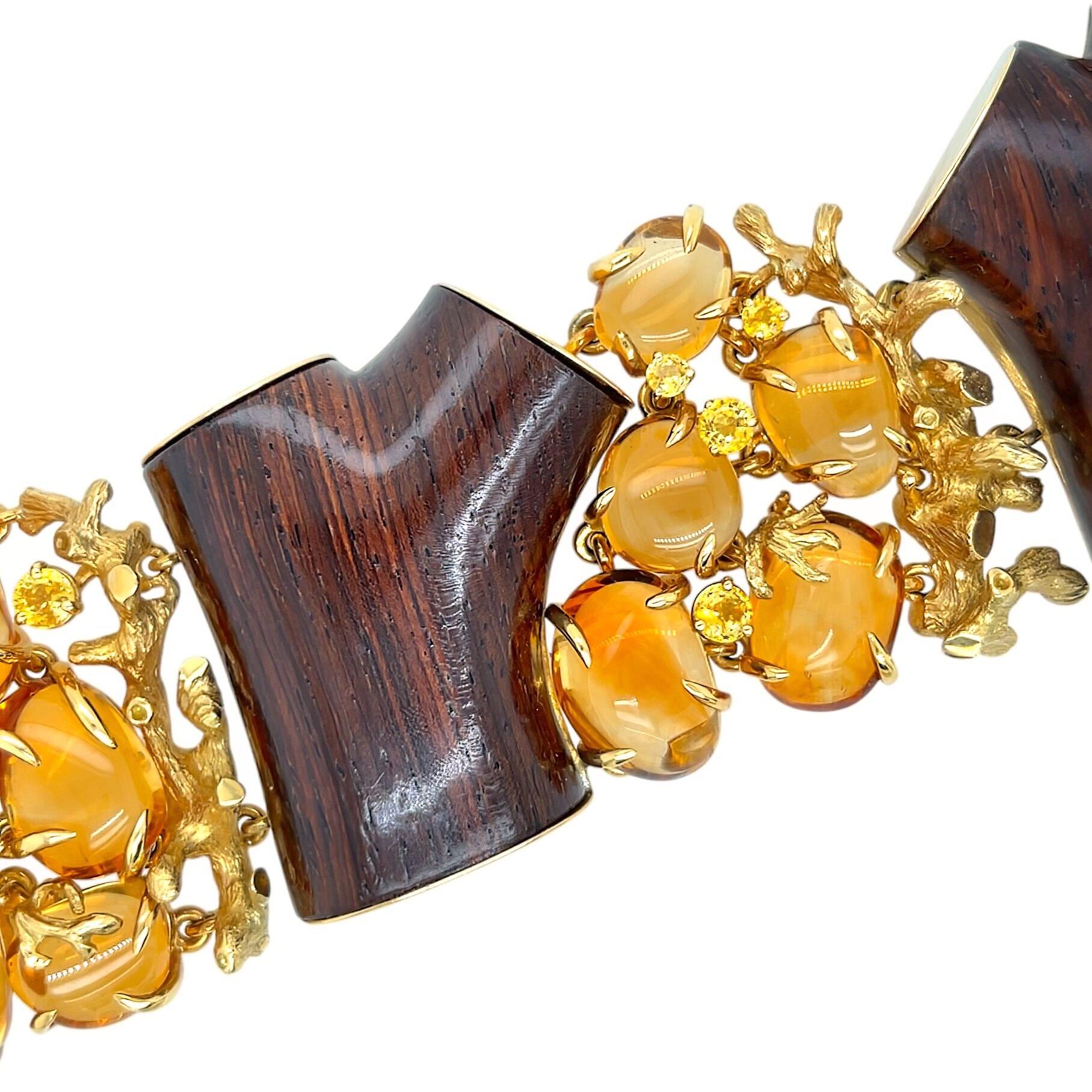 Bracelet en or jaune 18 carats, citrine, saphir jaune et bois, Seaman Schepps.  Conçue comme trois segments de bois ramifié alternant avec trois grappes de citrines cabochon et de saphirs jaunes ronds à facettes, totalisant 13 citrines et 11 saphirs