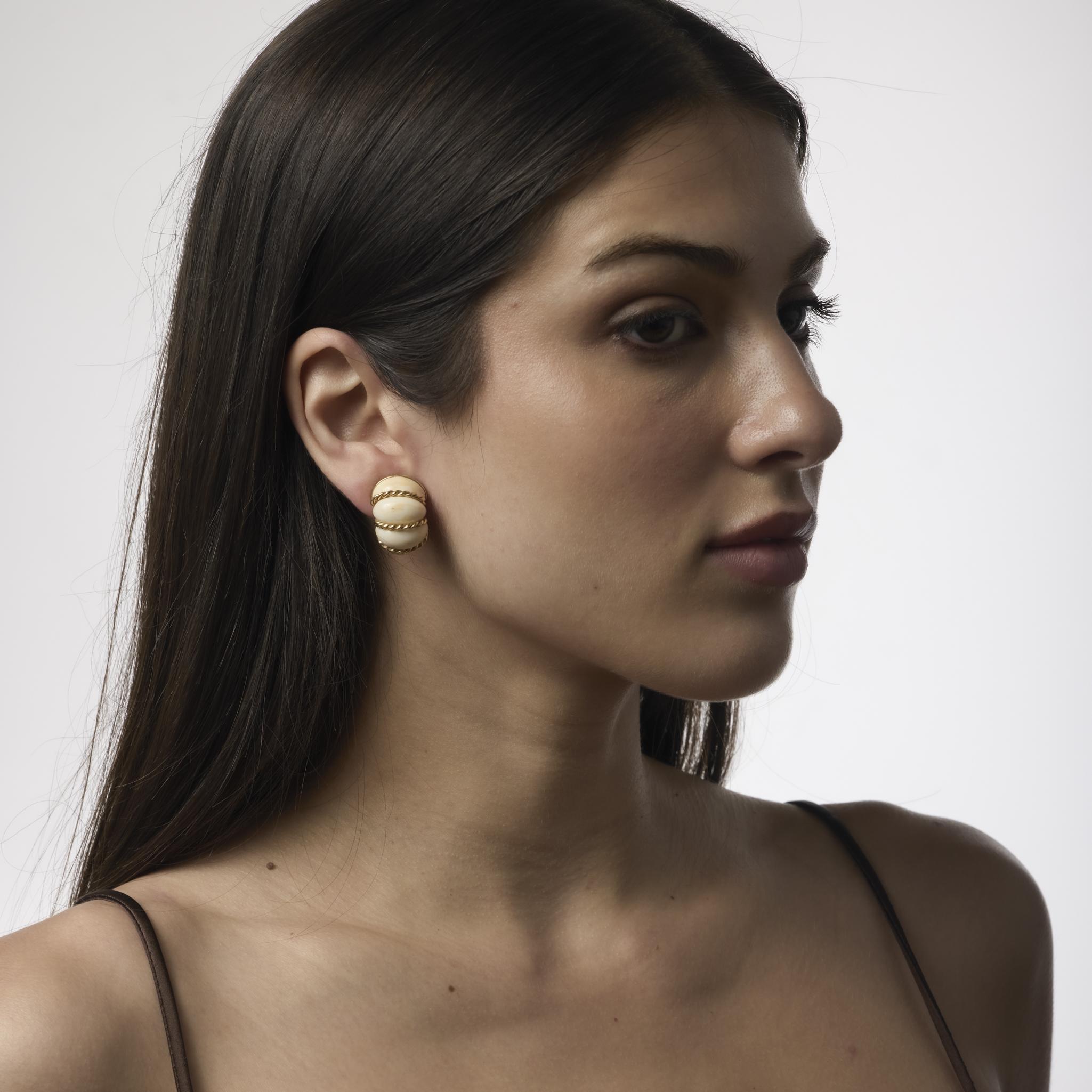 Orecchini vintage chic di Seaman Schepps che mostrano un luminoso corallo bianco incastonato in un ricco oro giallo 18 carati, evidenziato dai segni distintivi del designer e dalla maestria senza tempo.
