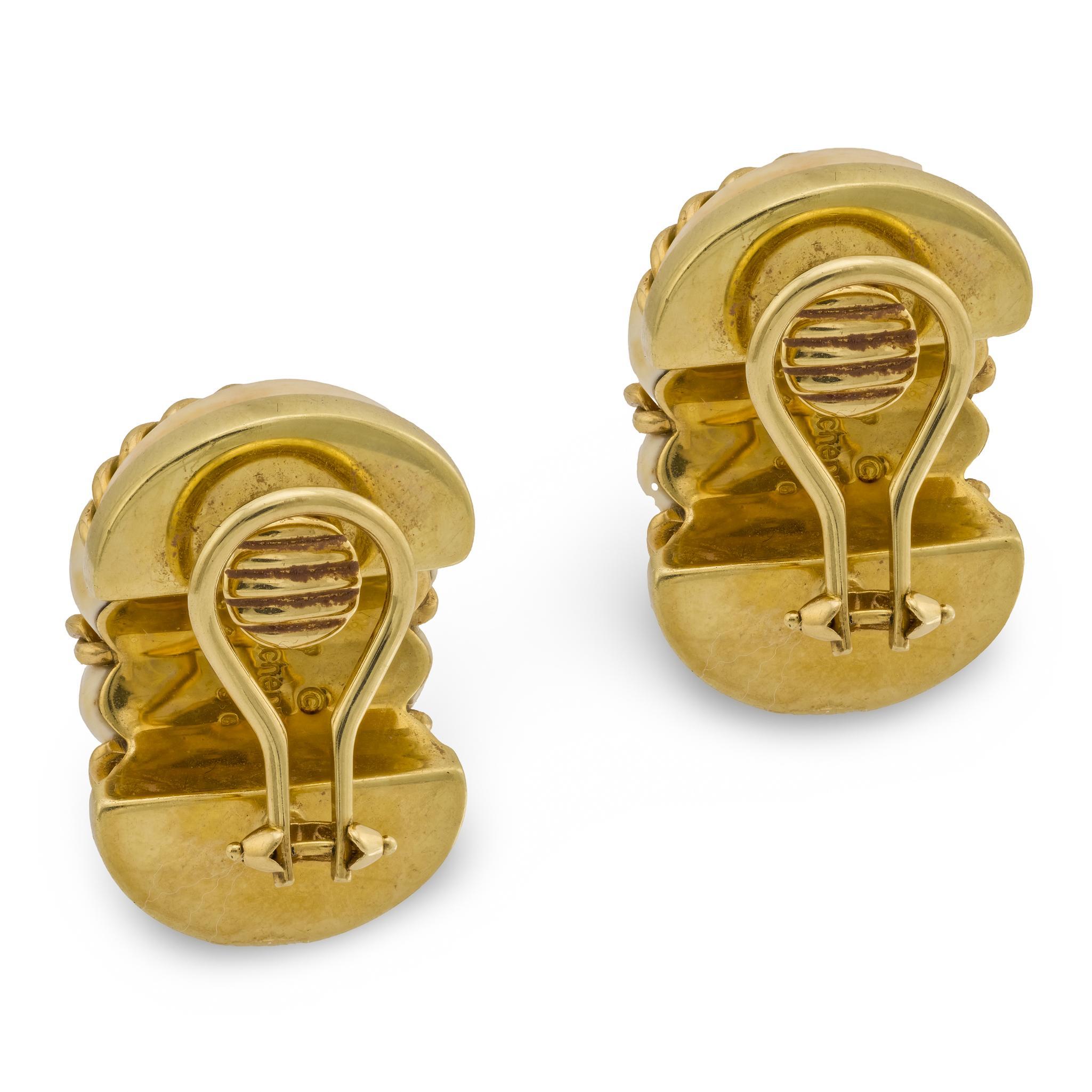 Moderno Orecchini Seaman Schepps in corallo e oro giallo 18k con gamberetti in vendita