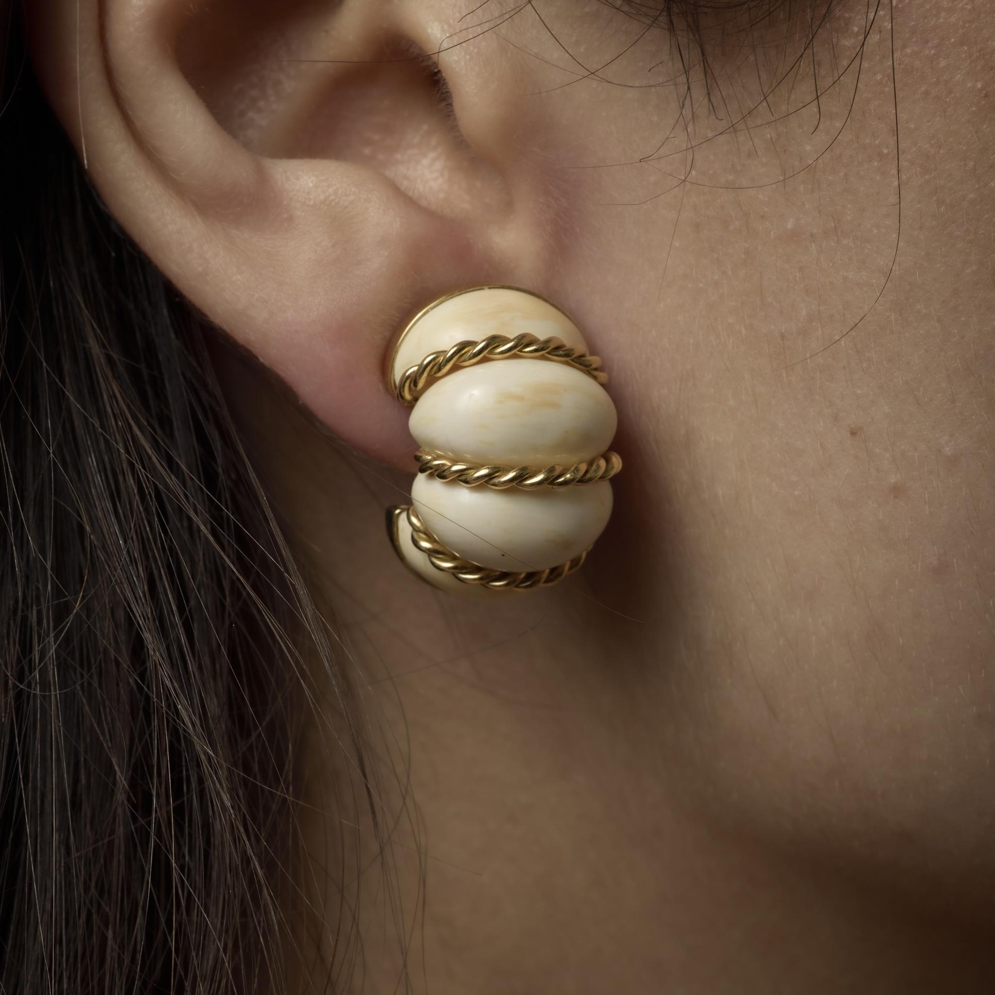 Donna Orecchini Seaman Schepps in corallo e oro giallo 18k con gamberetti in vendita
