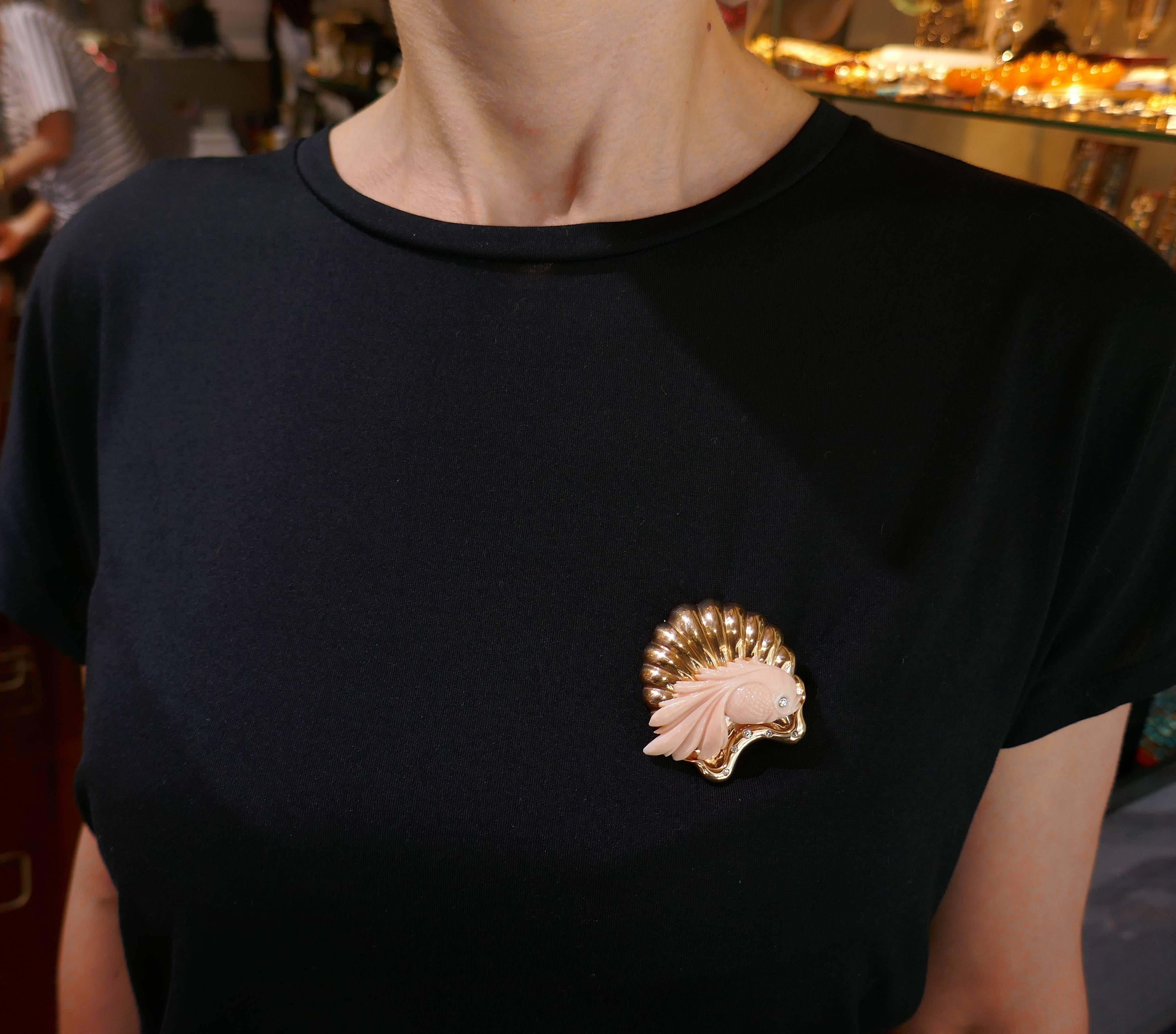 Lovely sea-world brooch created by Seaman Schepps in the 1950s. Feminine and wearable, the clip is a great addition to your jewelry collection.
It is made of 18 karat yellow gold and features a beautiful carved coral fish accented with single and