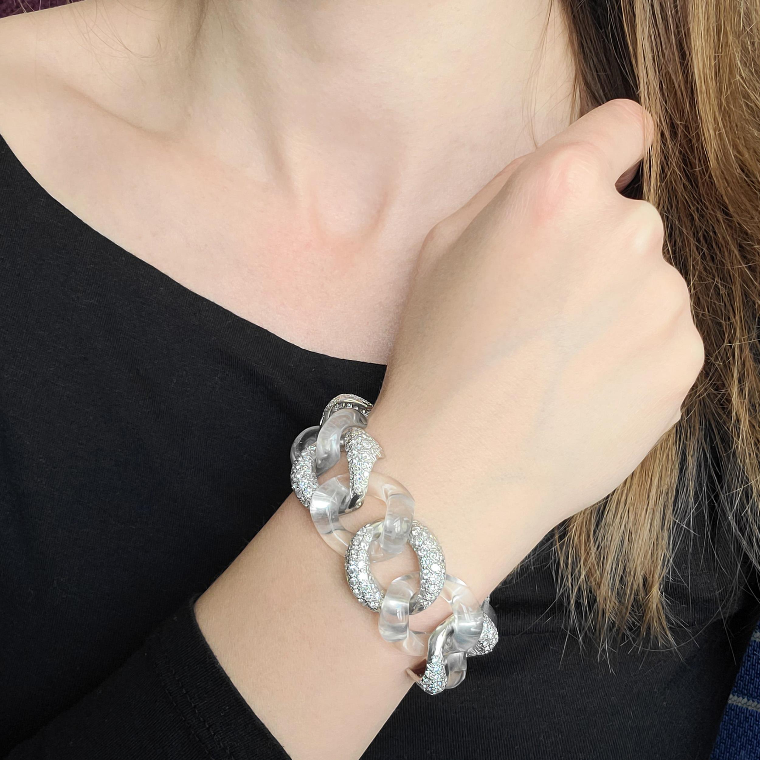 Bracelet Seaman Schepps en diamant et cristal de roche en or blanc 18k. Le bracelet est composé de 6
de cristal de roche, et 6 maillons en or 18 carats incrustés de diamants ronds de taille brillant. Il y a
total de 508 diamants ronds de taille