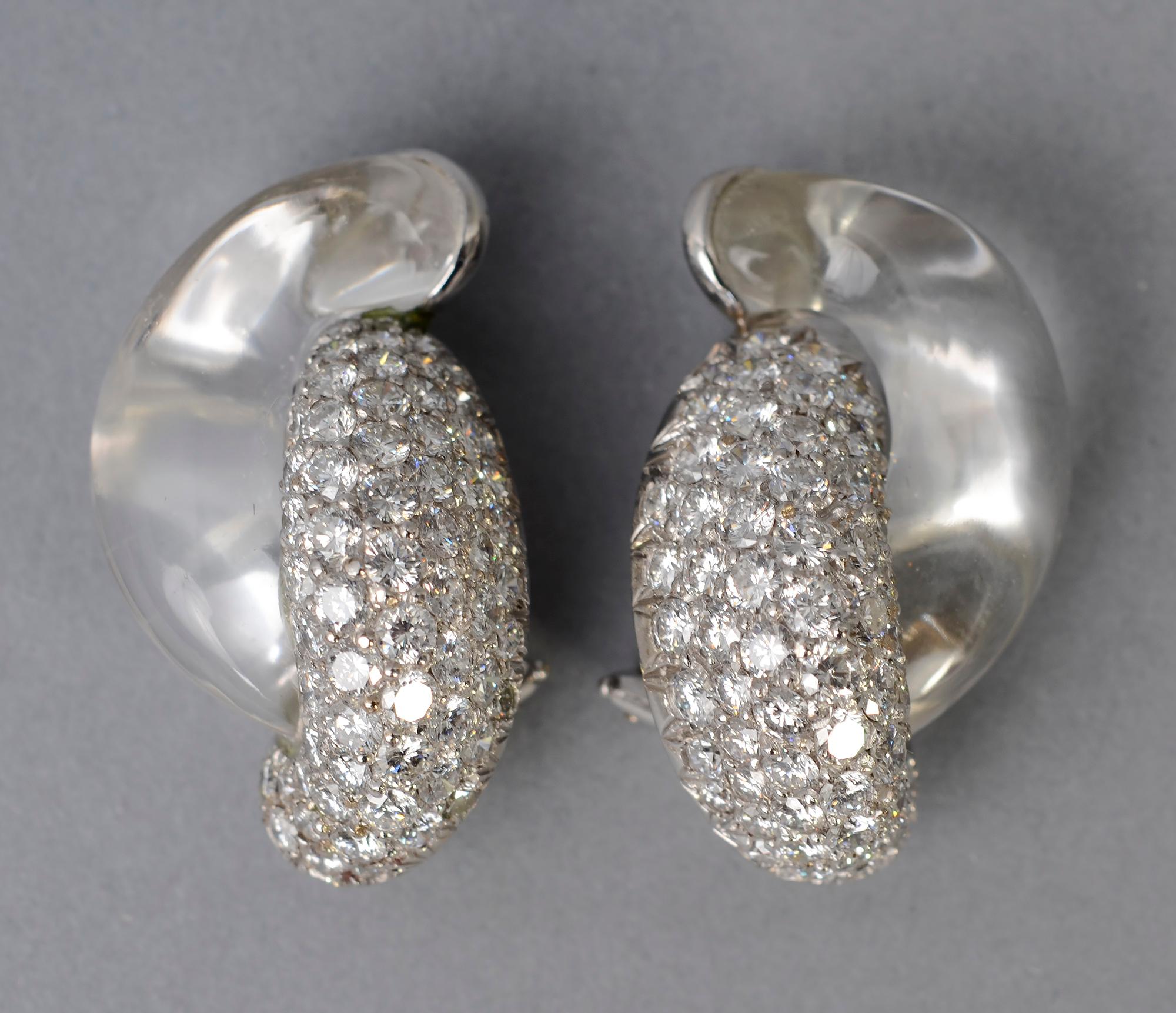 Exquises boucles d'oreilles Seaman Schepps en diamants et cristal de roche. Ils sont sertis dans de l'or blanc 18 carats. Les supports à pince peuvent facilement être transformés en poteaux.
Signés et numérotés. Schepps propose actuellement ces
