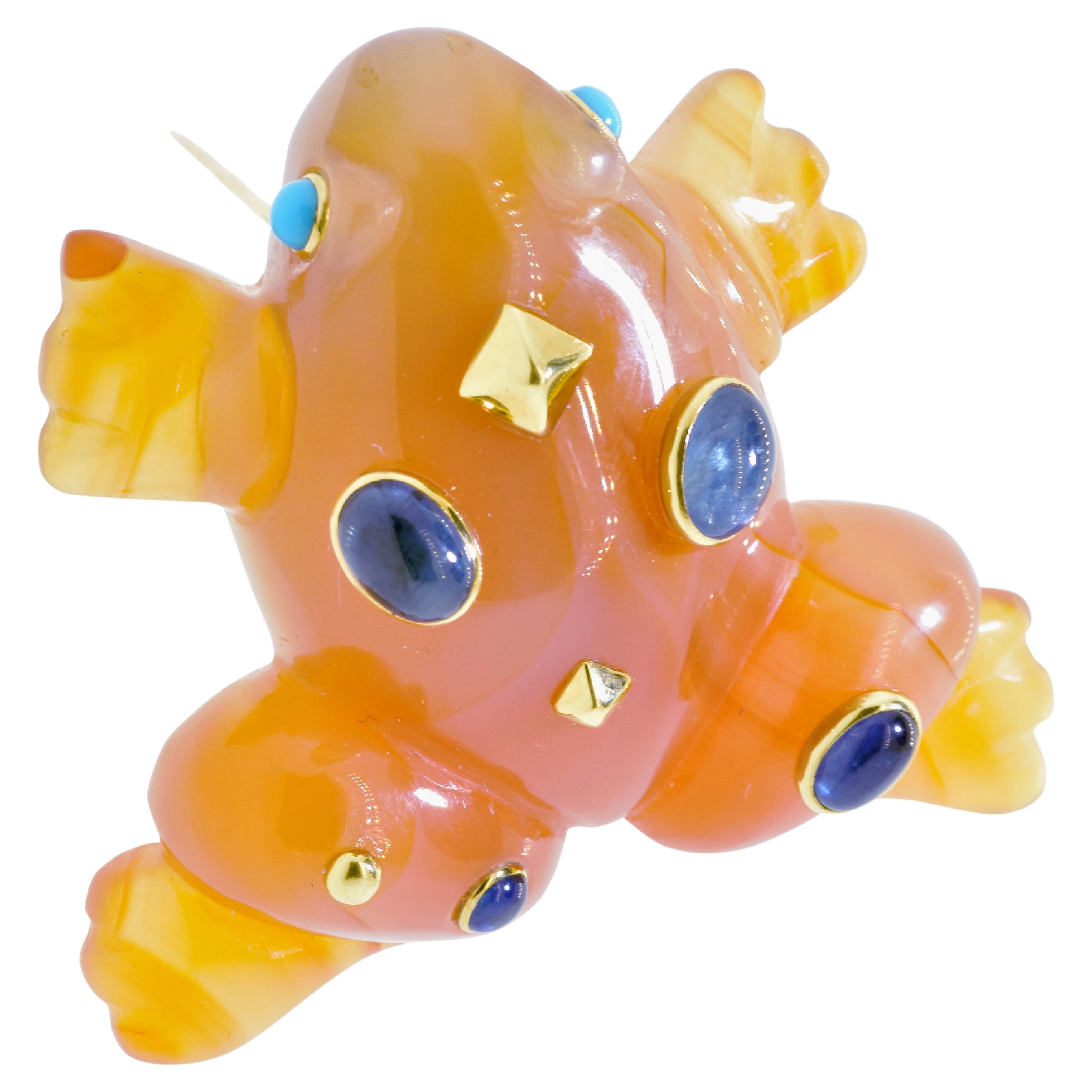 La célèbre broche grenouille de Seaman Schepps en cornaline sculptée et saphirs 8 carats