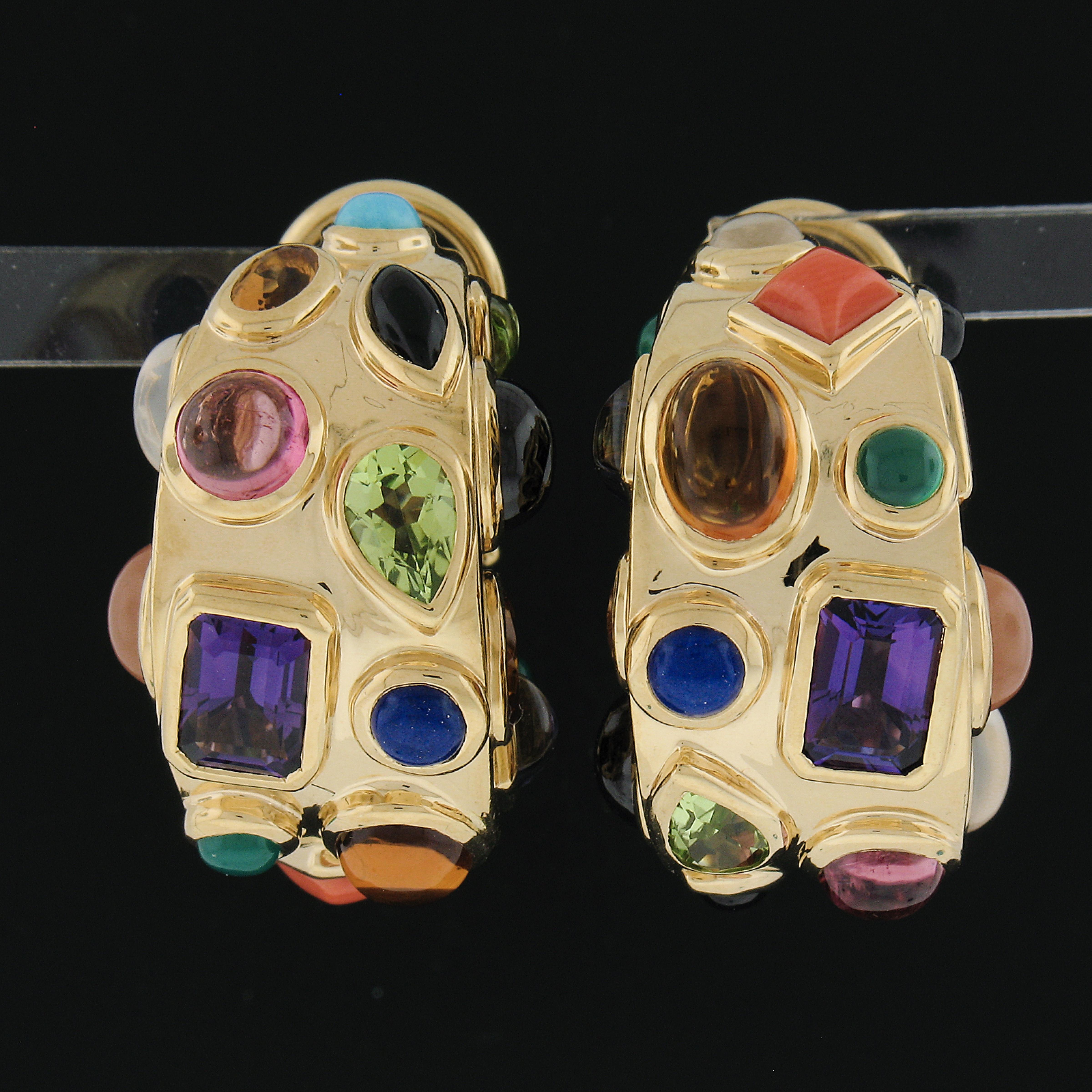 --Piedra(s):--
Numerosas Gemas Naturales Auténticas - Multiformas - Engastadas en Bisel - Multi Colores

Material: Oro amarillo macizo de 18 quilates
Peso: 28,68 gramos
Soporte: Postes con cierre omega (se requieren orejas perforadas)
Anchura: 16,2
