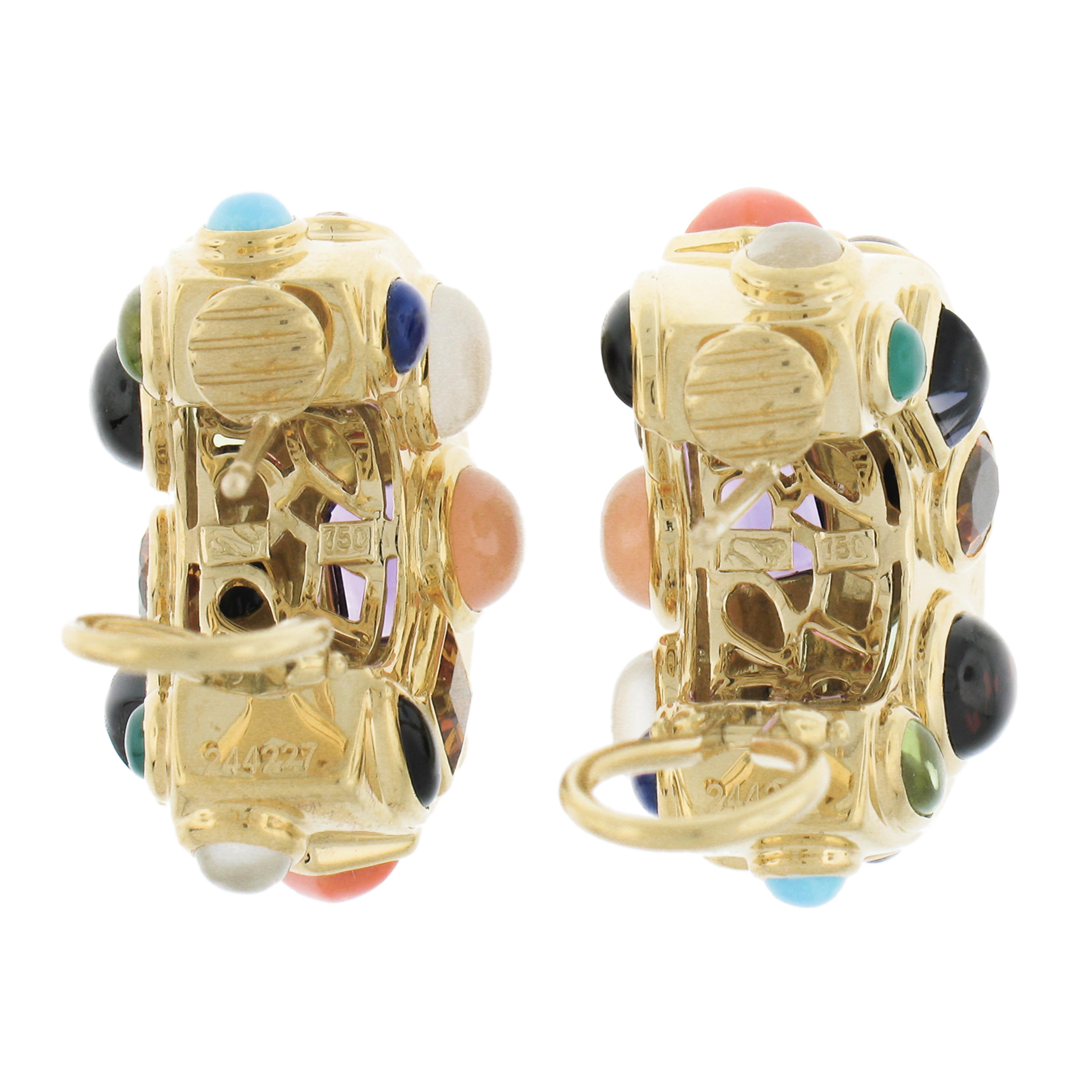 Seaman Schepps Pendientes de aro Omega con bisel de oro de 18 quilates y gemas multicolor en Excelente estado para la venta en Montclair, NJ