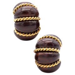 Seaman Schepps Boucles d'oreilles à fermoirs cannelés en or jaune 18 carats et bois de rose sculpté