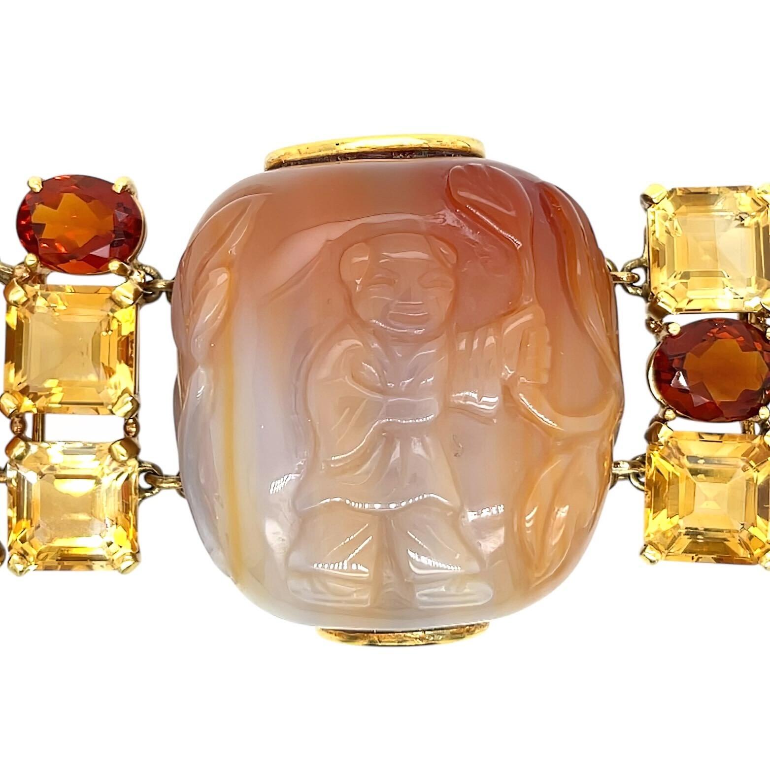 Bracelet en or jaune 18 carats, cornaline et citrine, Seaman Schepps.  Le bracelet est composé de trois flacons de cornaline retenus par des bras de forme feuillue alternant avec trois rangées de citrines ovales à facettes orange foncé et de