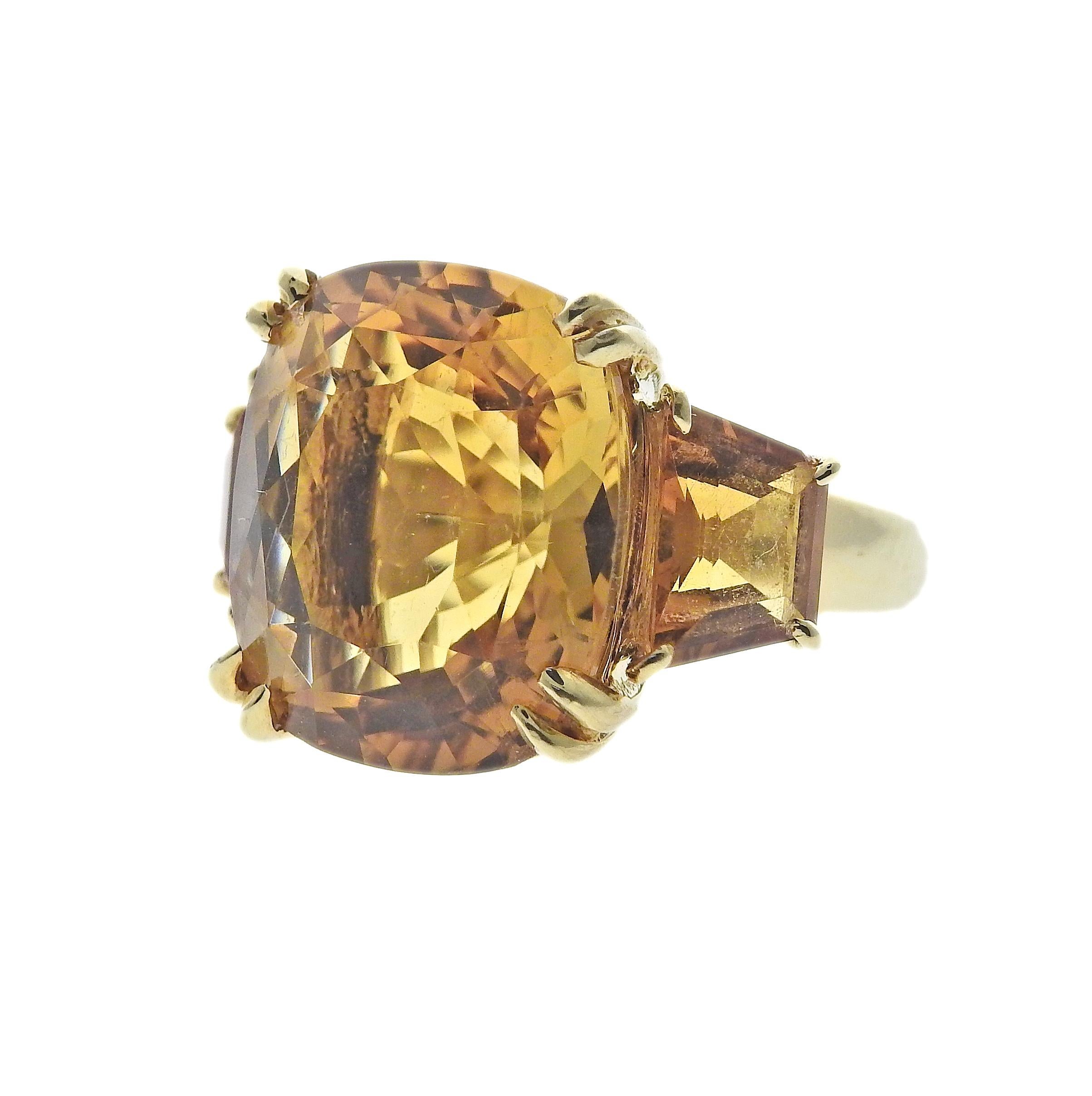 Ring aus 18 Karat Gelbgold, gefertigt von Seaman Schepps, besetzt mit drei Zitrinsteinen. Ringgröße 5 1/2, oben 16 mm breit. Gezeichnet: 750, Muschelpunze, Seemann S (teilweise Unterschrift, wegen der Größe), Seriennummer.