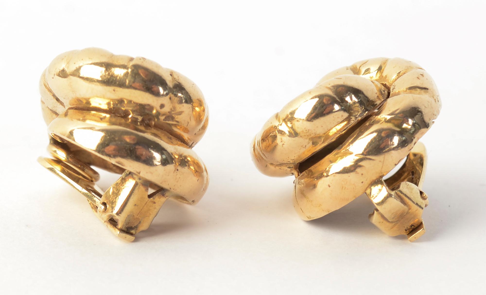 Rétro Boucles d'oreilles Seaman Schepps en or avec tourbillons en vente